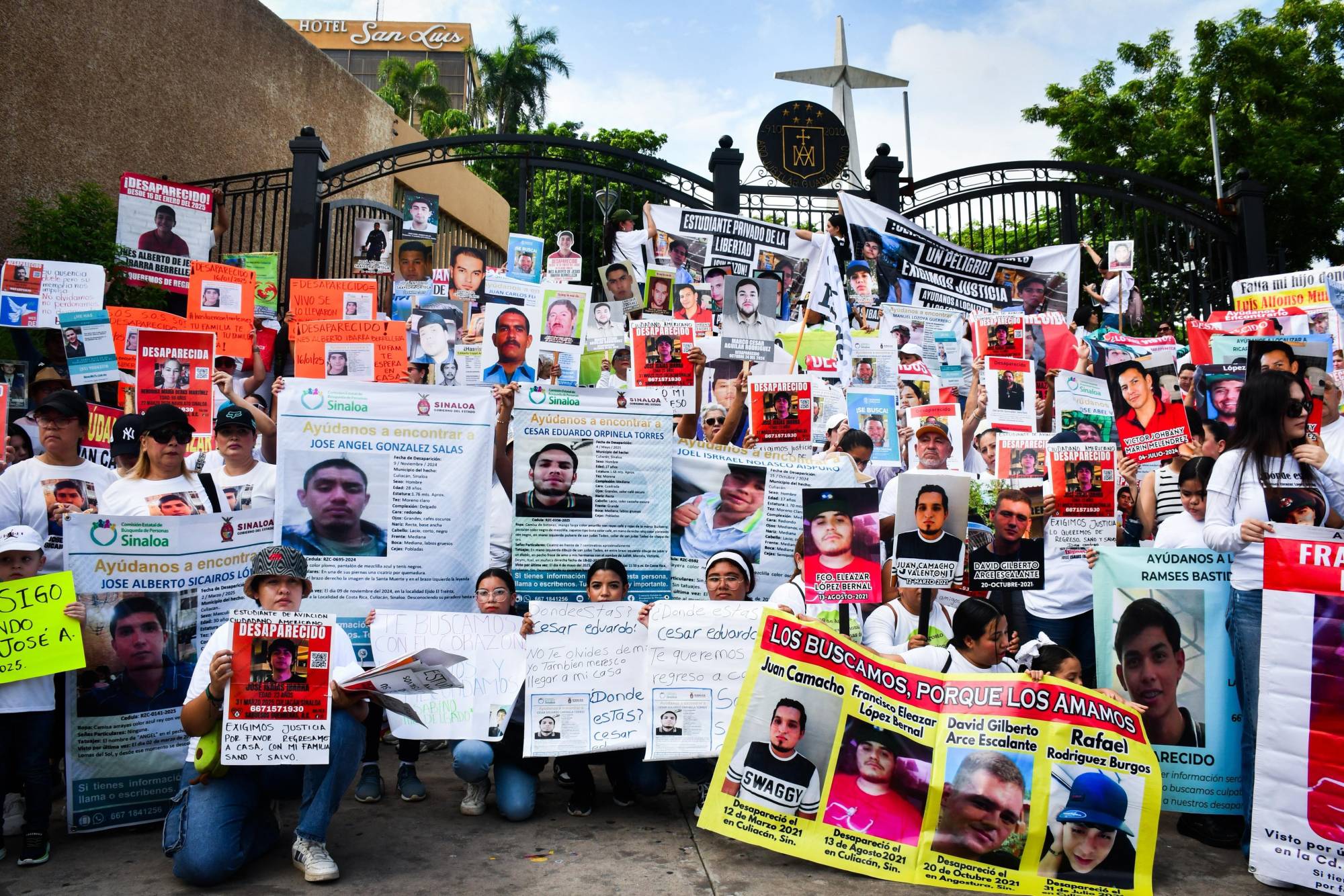 $!En Culiacán, marchan familias para visibilizar crisis de desapariciones en Sinaloa