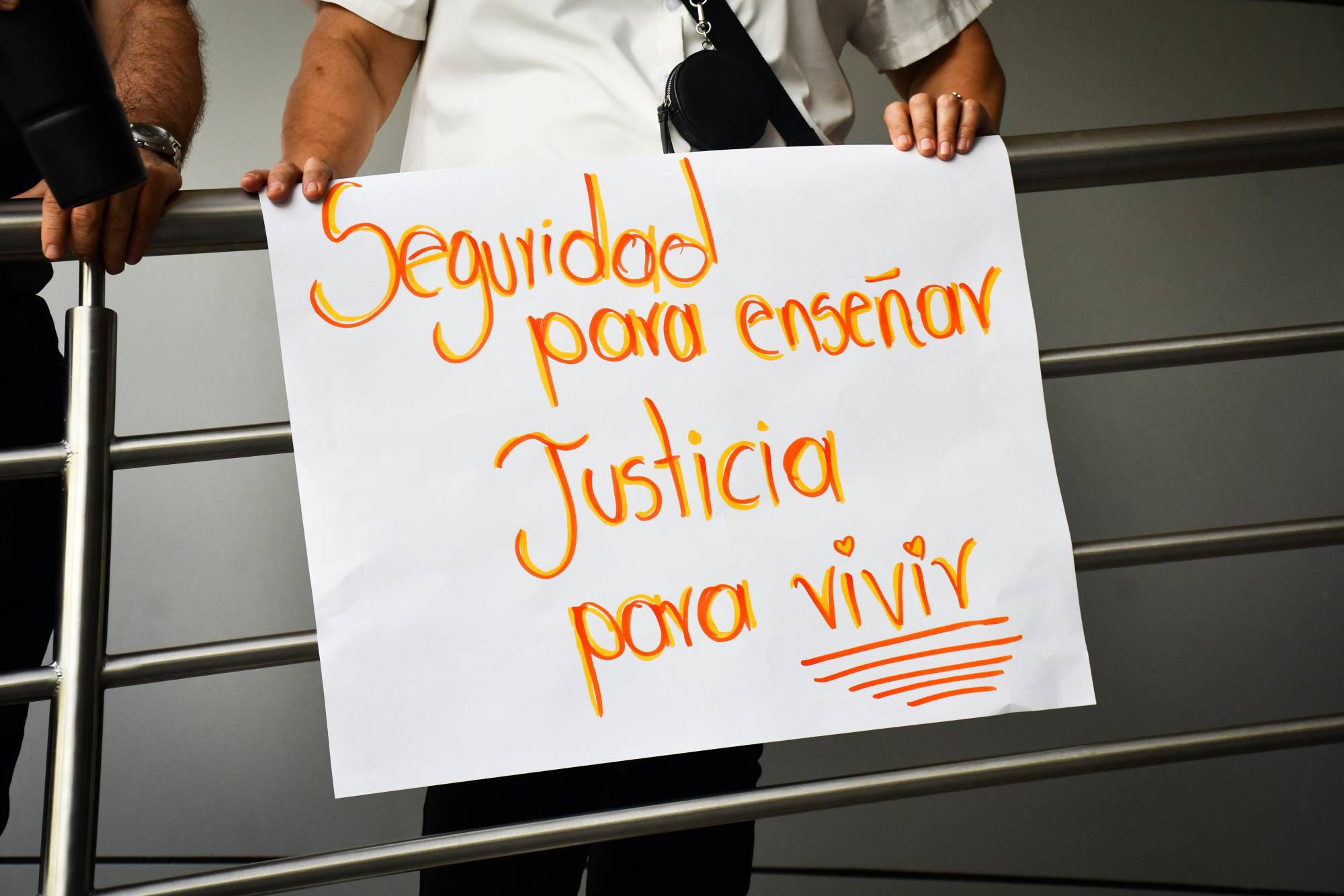 $!Docentes se manifiestan por asesinato de la maestra Jesamel, ocurrido en Nuevo Altata