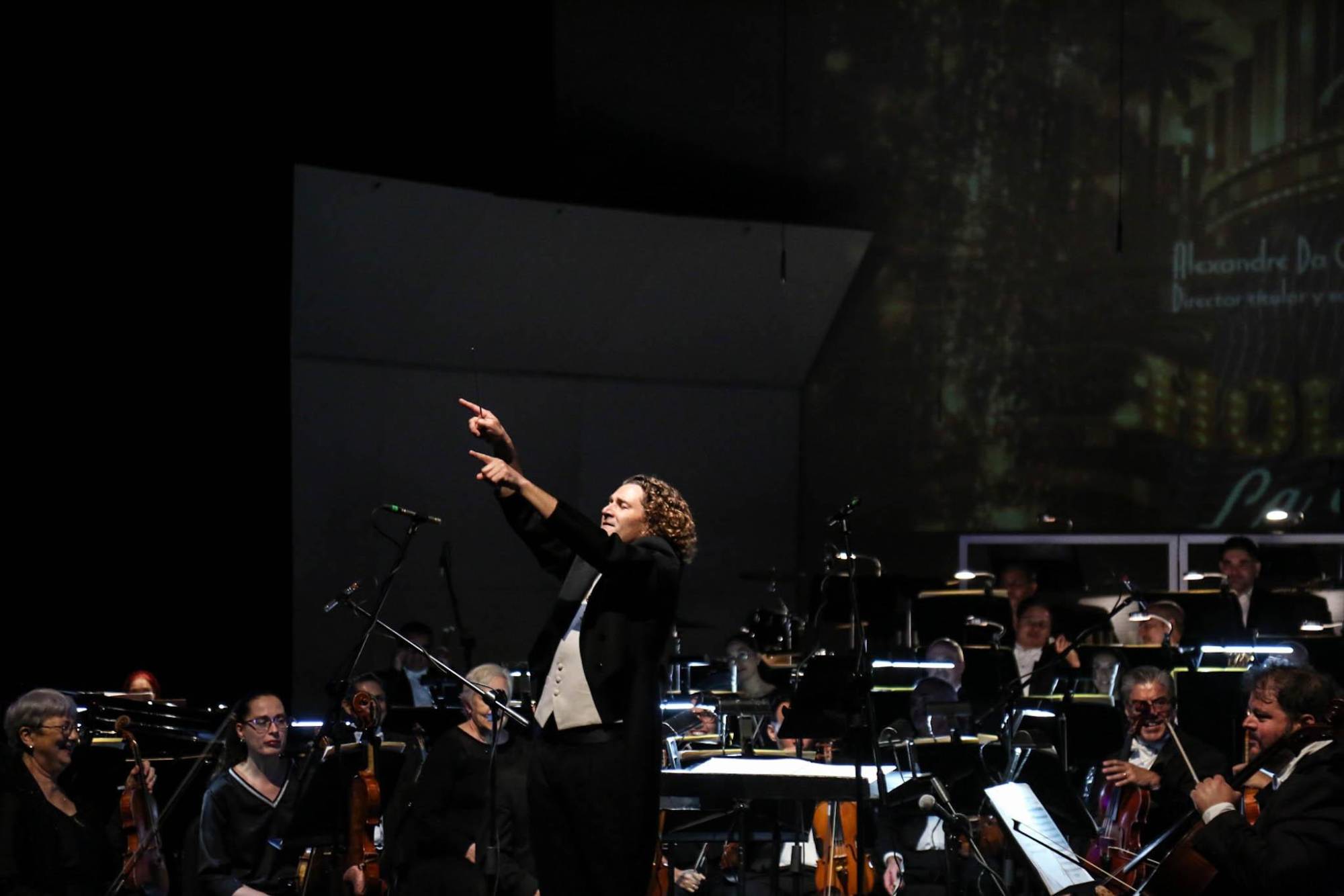 $!El maestro Alexandre Da Costa dirigió el concierto.
