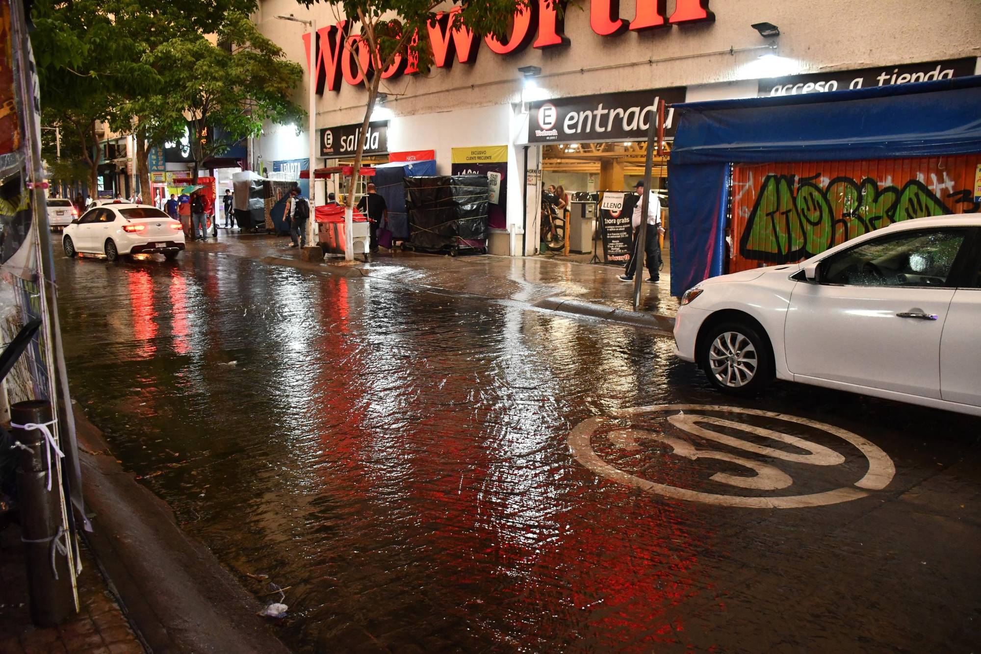 $!Cae fuerte tormenta en el centro de Culiacán; llaman a tomar precauciones
