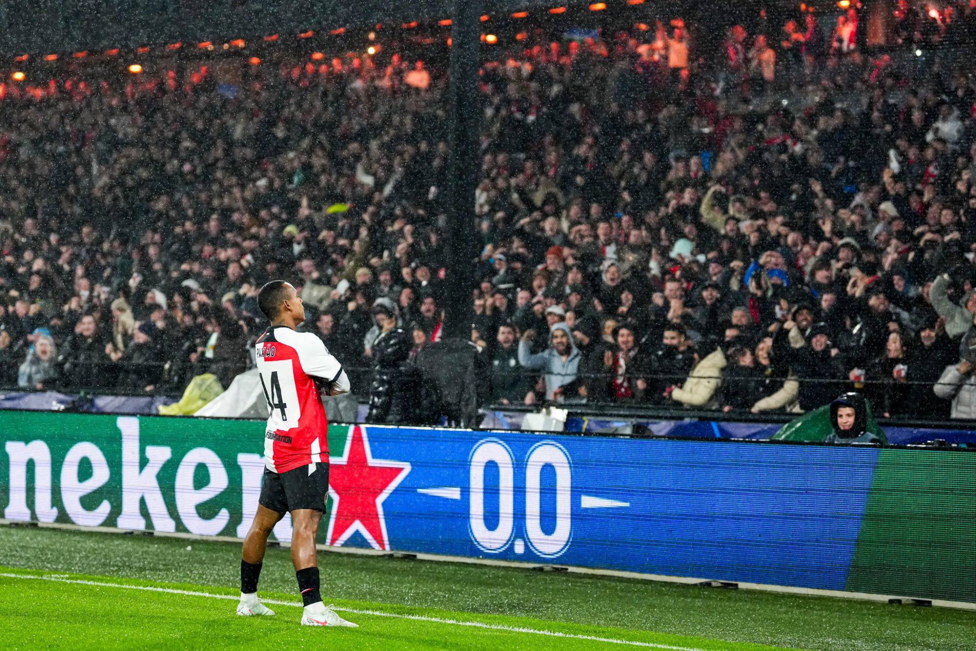 $!Feyenoord sorprende al Milán y Santi Giménez en la Champions League