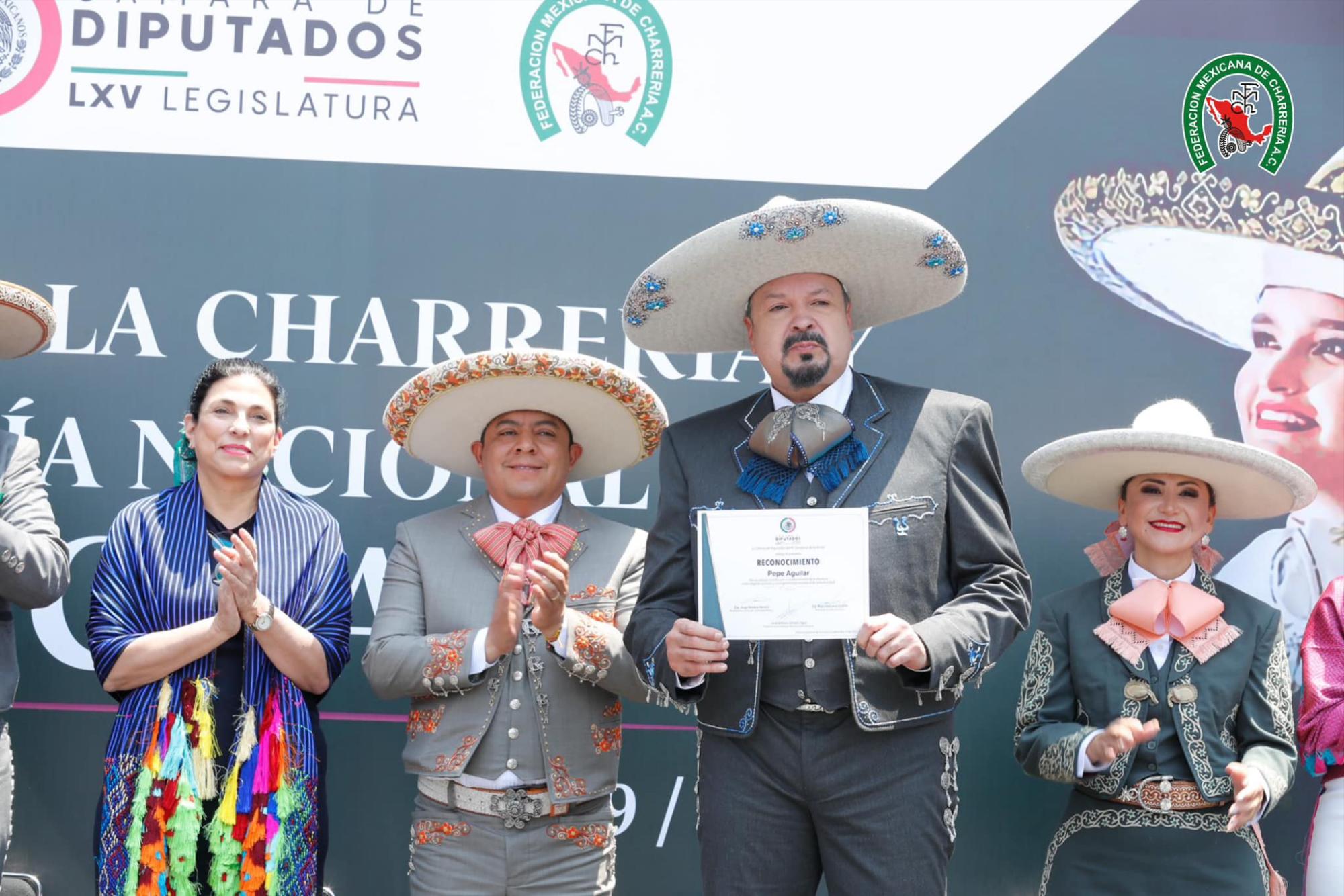$!Recibe Pepe Aguilar reconocimiento por su trayectoria