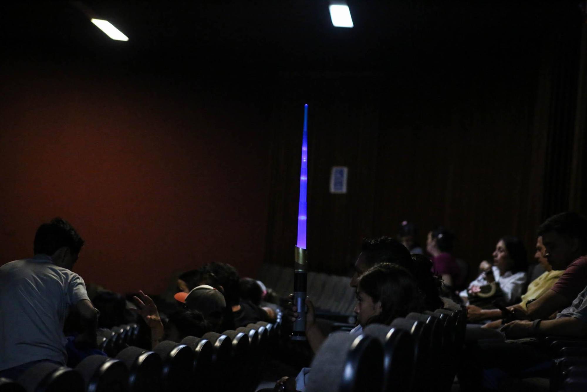 $!El público llevó objetos alusivos a ‘Star Wars’.