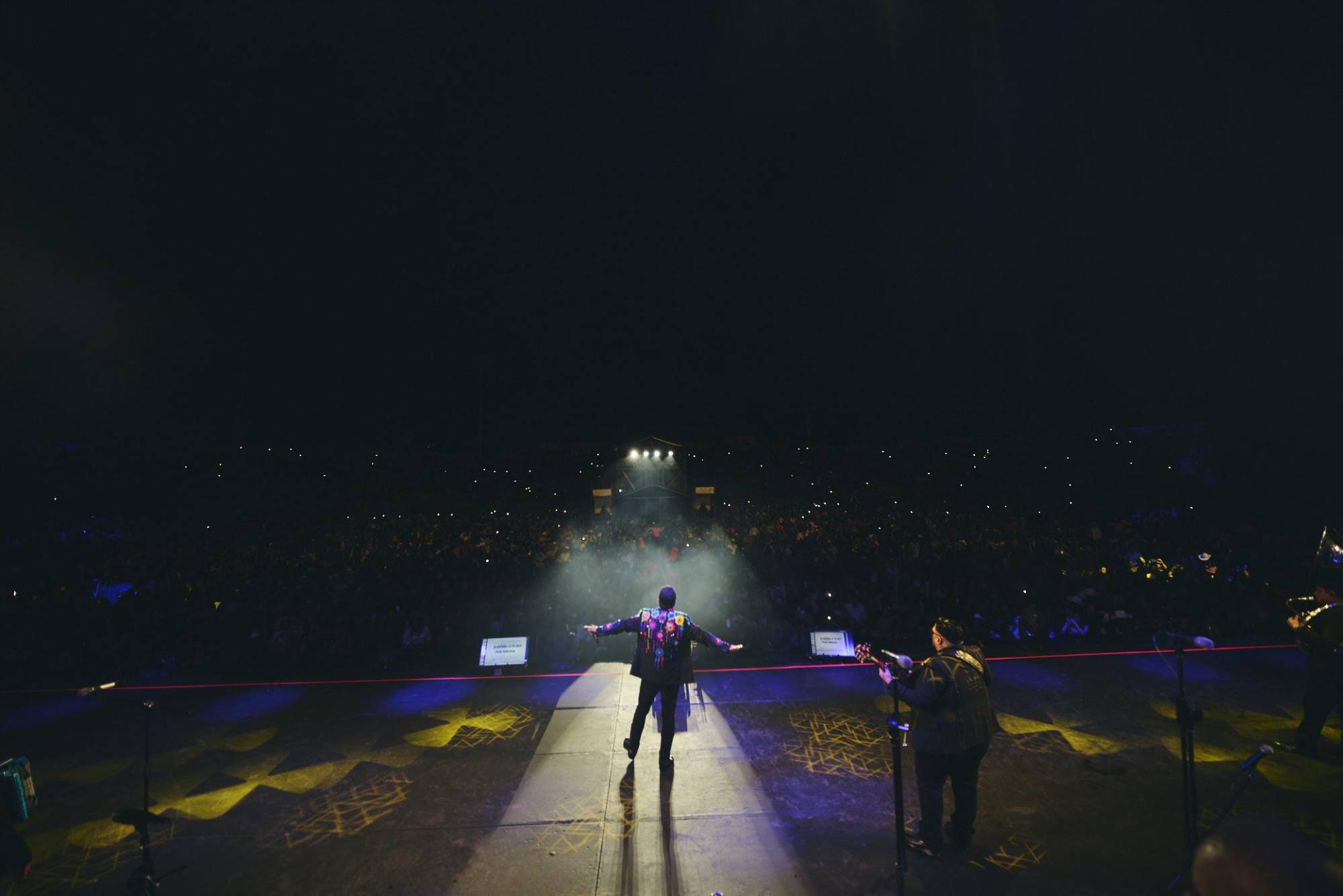 $!Miles de seguidores cantaron al unísono temas que han marcado la carrera de “El Rey de la Taquilla”.
