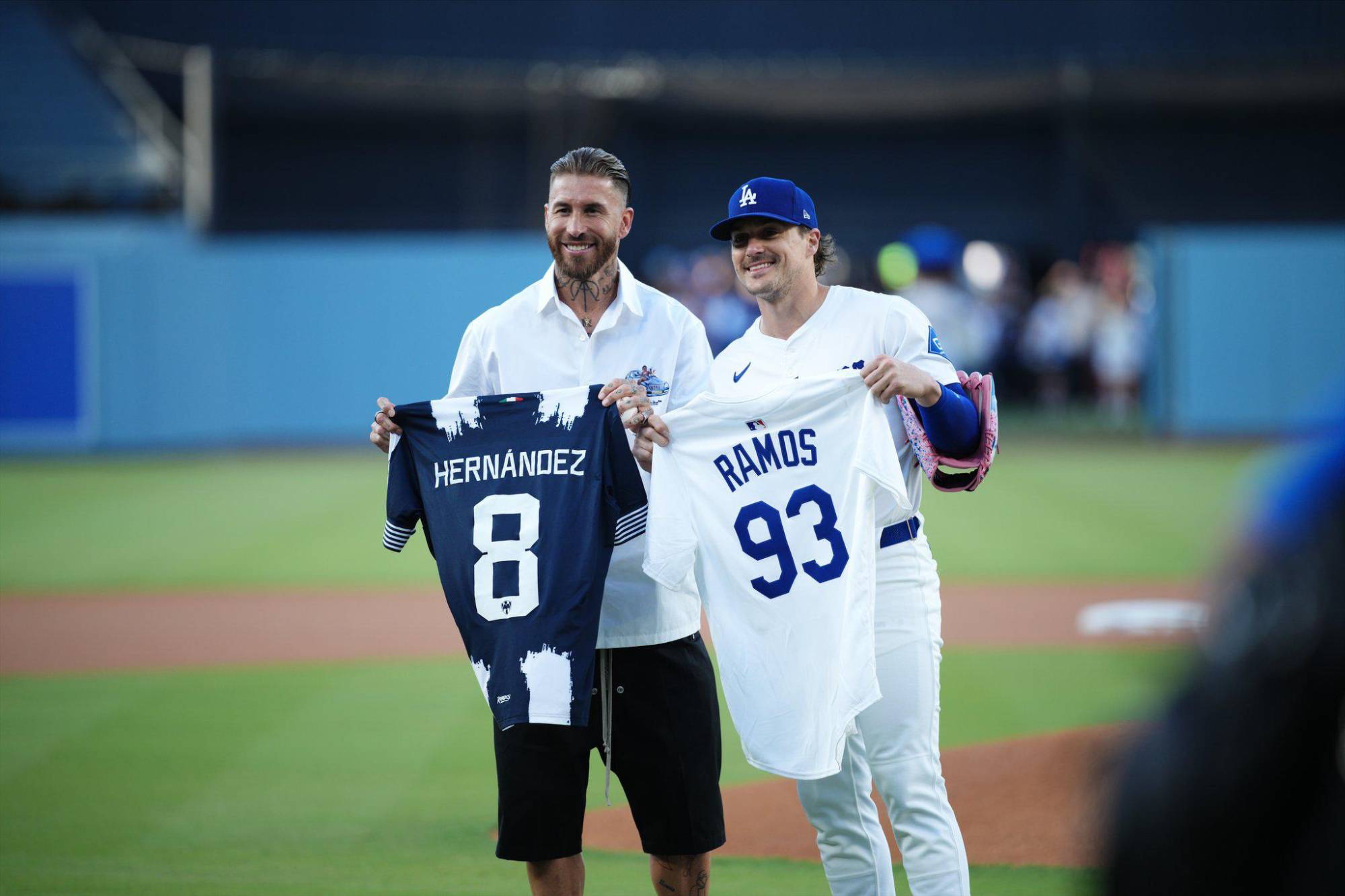 $!Sergio Ramos lanza la primera bola en juego de Dodgers