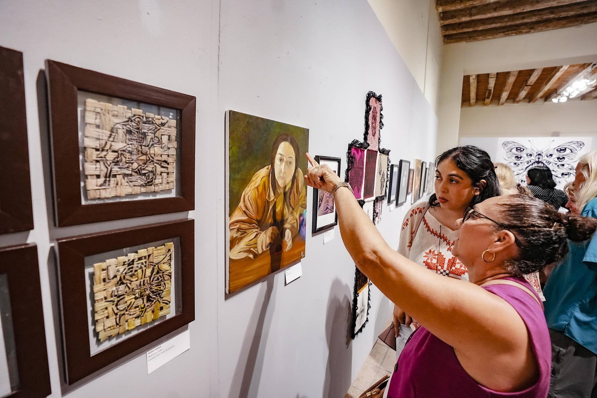 $!El público durante el recorrido por las exposiciones.