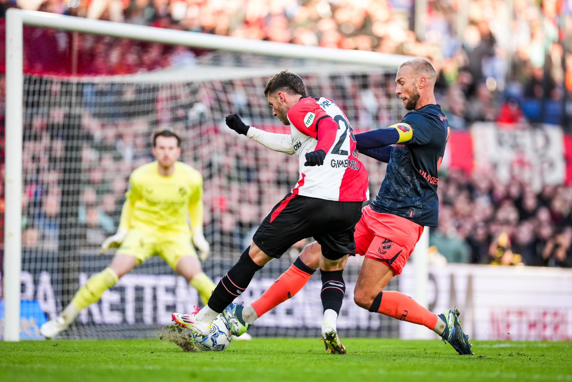 $!Santiago Giménez hace historia, pero el Feyenoord cae ante Utrecht en casa