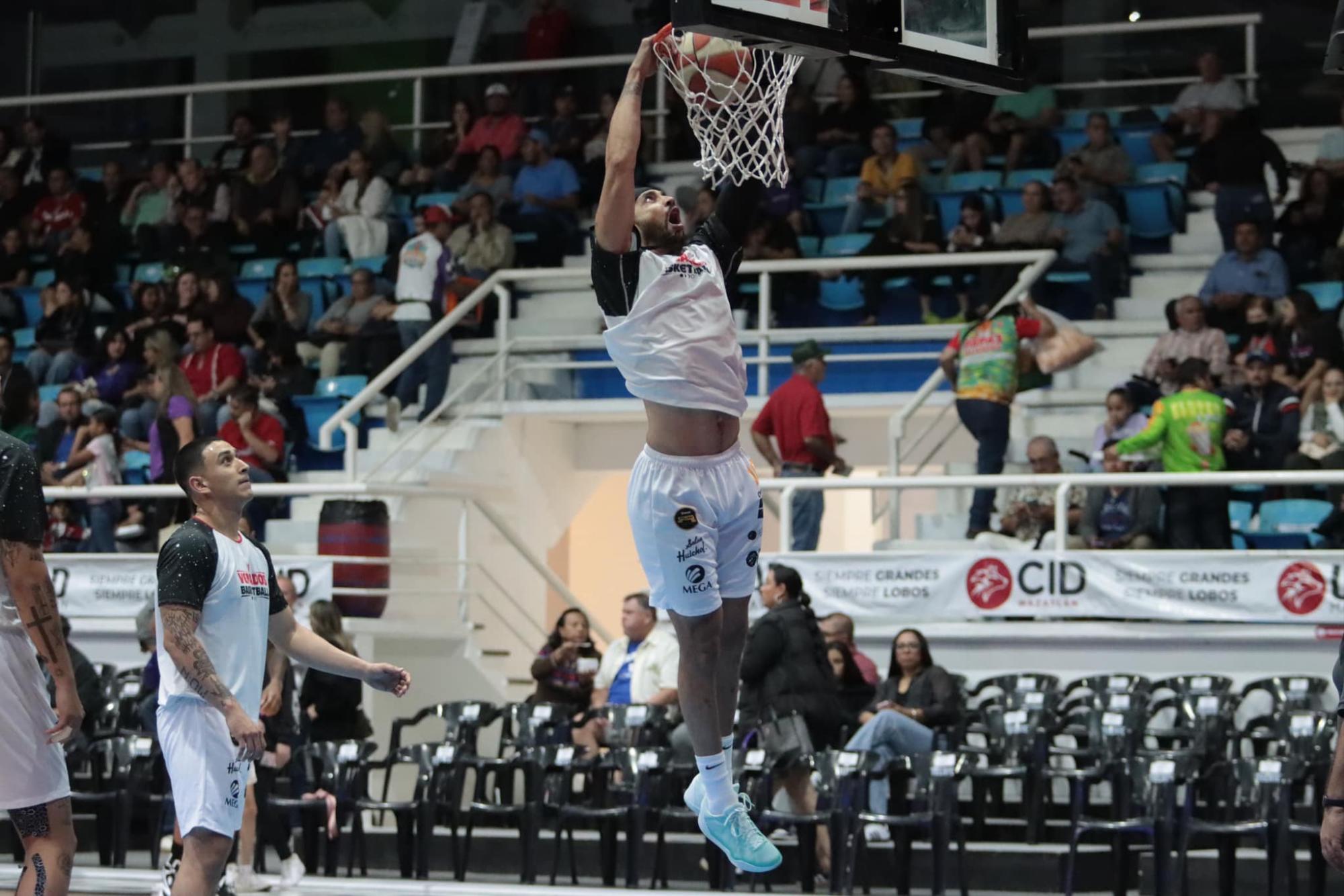 $!Regresa Venados Basketball a casa con debut de Jeff Ledbetter