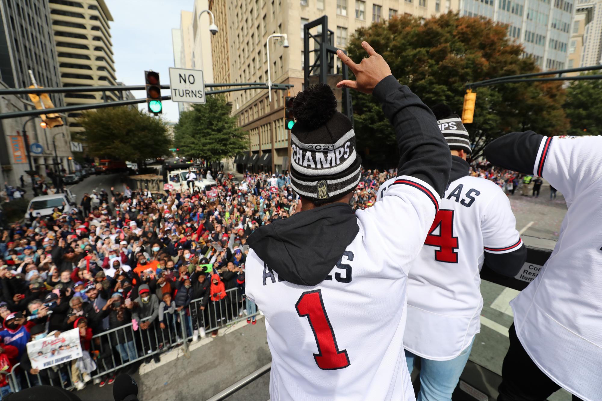 $!Miles abarrotan las calles de Atlanta para festejar a sus Bravos, campeones de la Serie Mundial