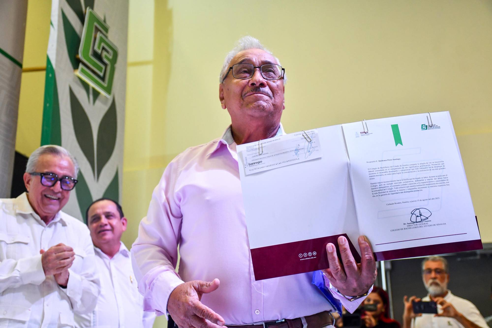 $!Entregan estímulos por jubilación a 55 trabajadores de Cobaes