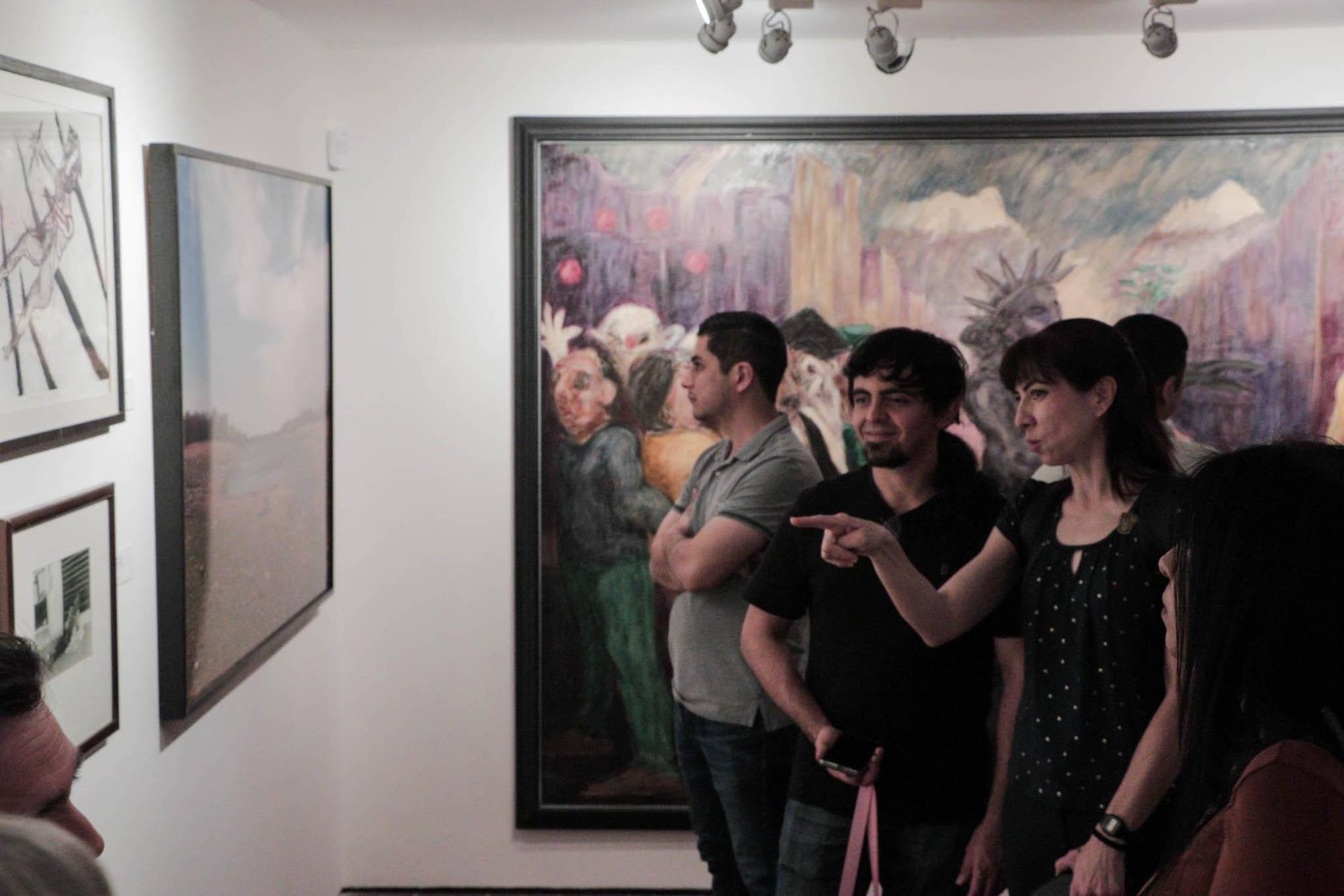 $!El público durante el recorrido por la muestra.