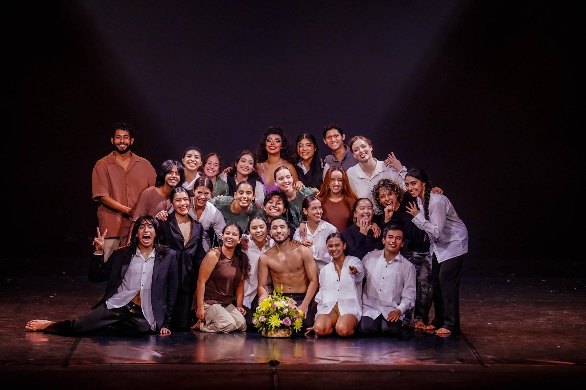 $!Artistas de la Escuela Profesional de Danza de Mazatlán cerraron el ciclo escolar 2024-2025 en el Teatro Ángela Peralta.