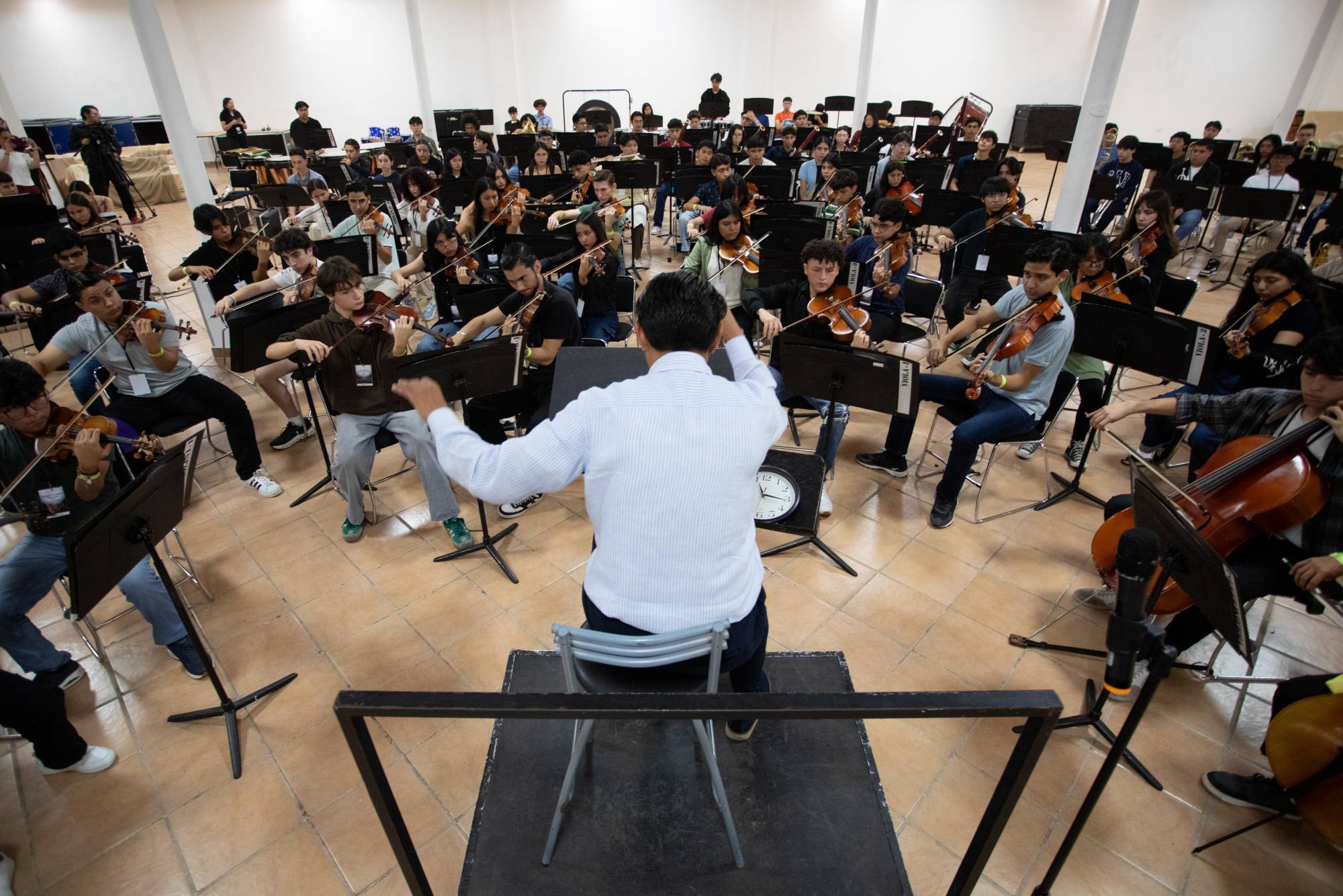 $!Roberto Rentería Yrene, director artístico de la OSIM, durante los ensayos.