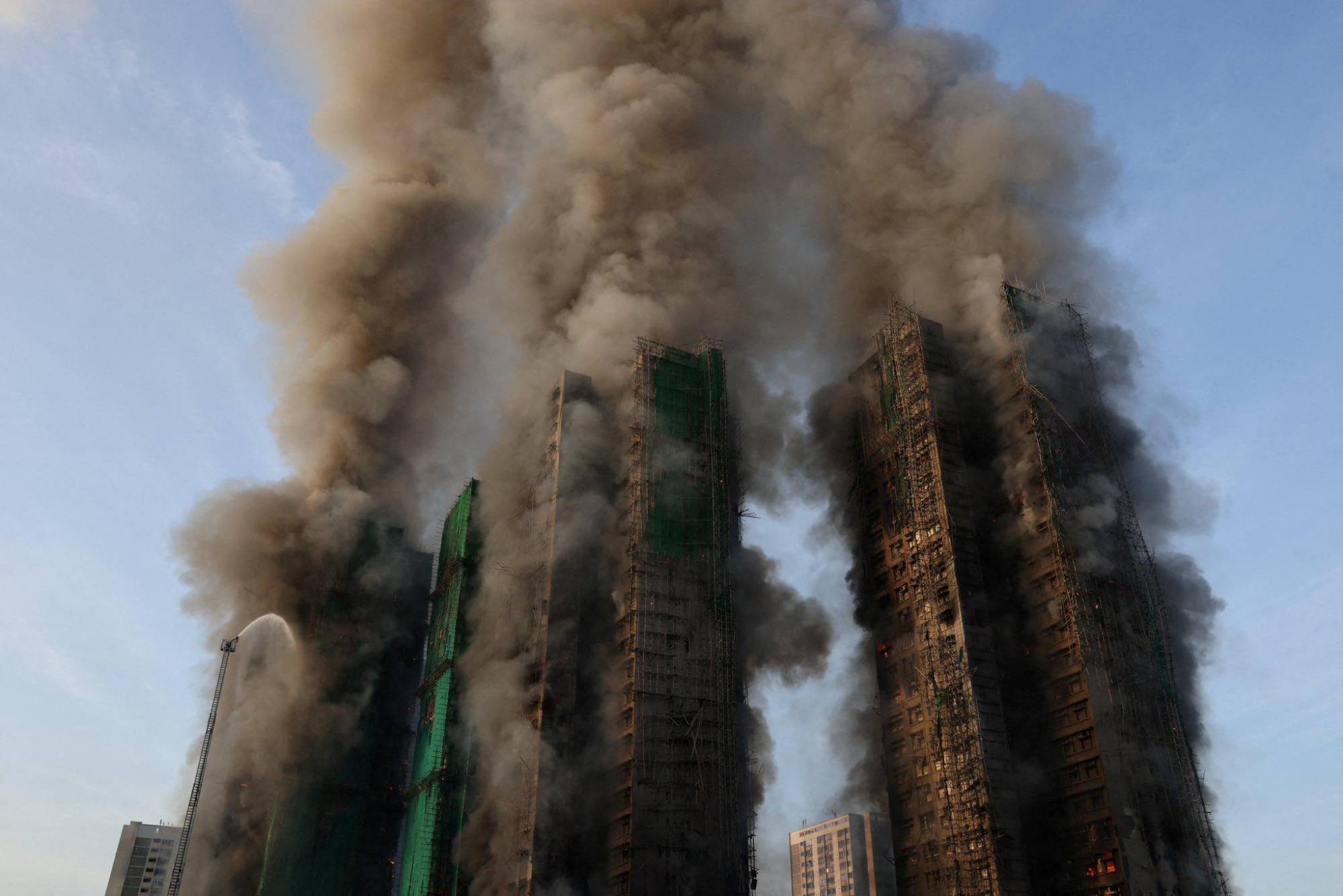 $!Incendio consume decenas de edificios en Hong Kong, China