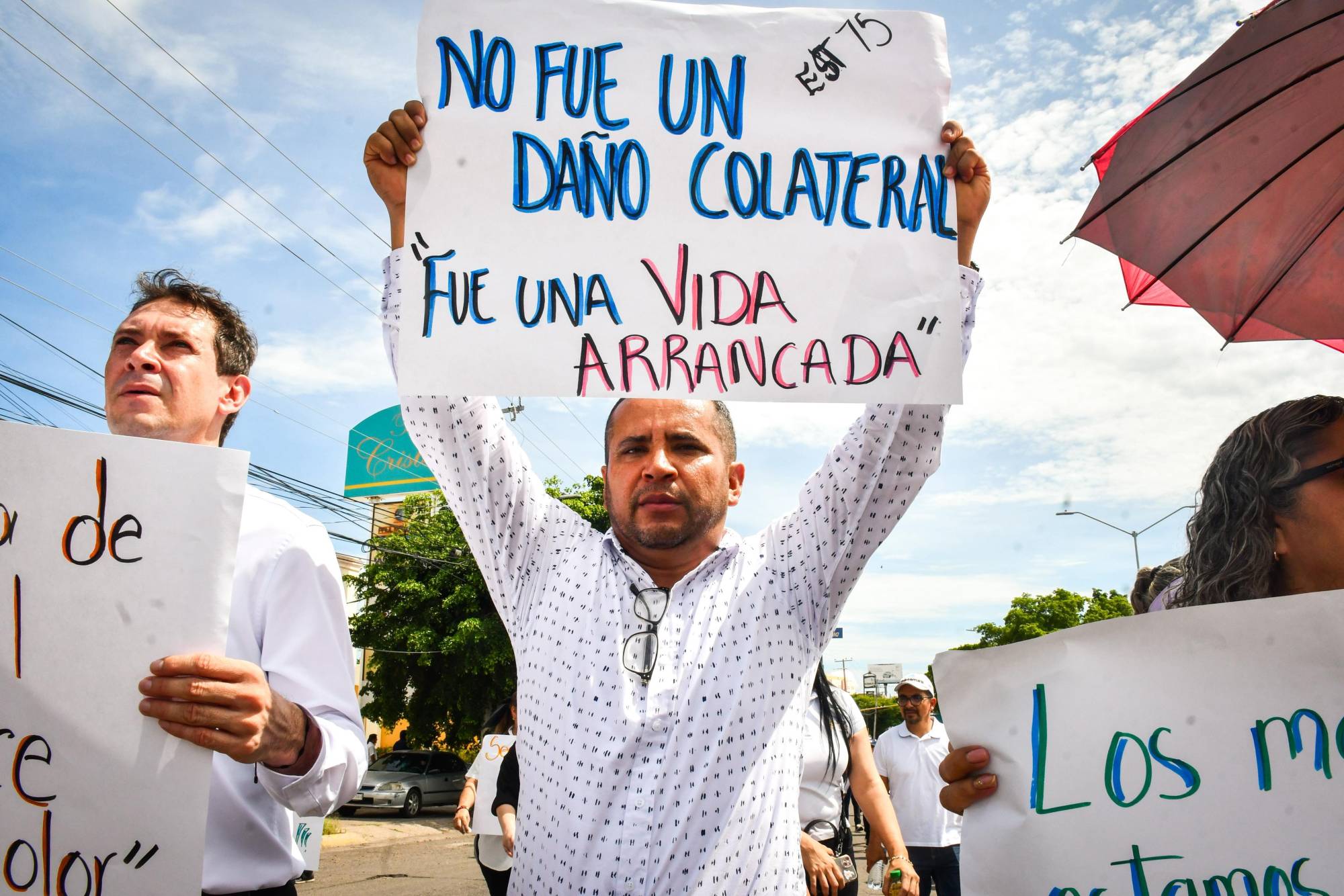 $!Docentes se manifiestan por asesinato de la maestra Jesamel, ocurrido en Nuevo Altata