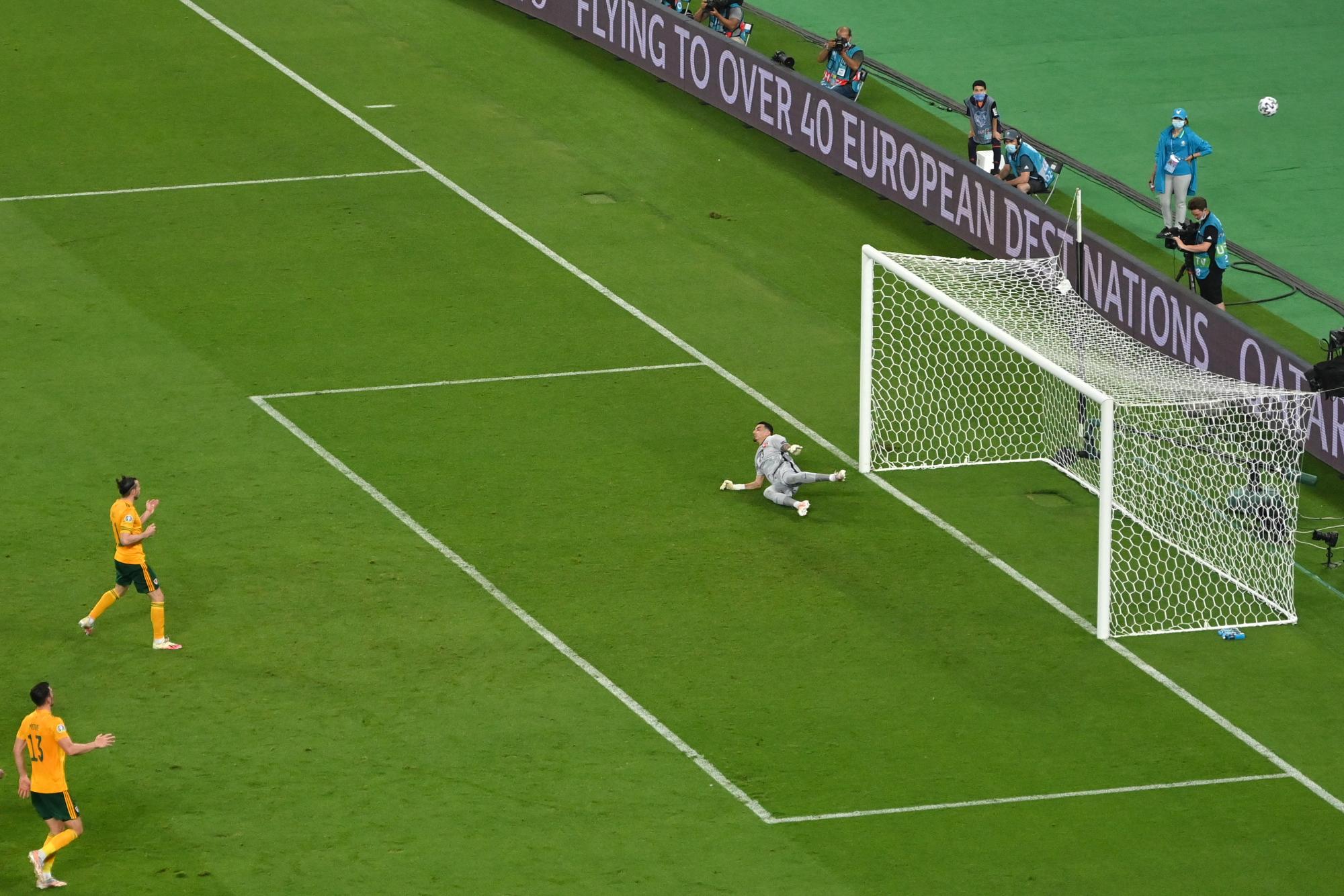 $!Bale desperdicia penalti, pero Gales vence 2-0 a Turquía en la Eurocopa