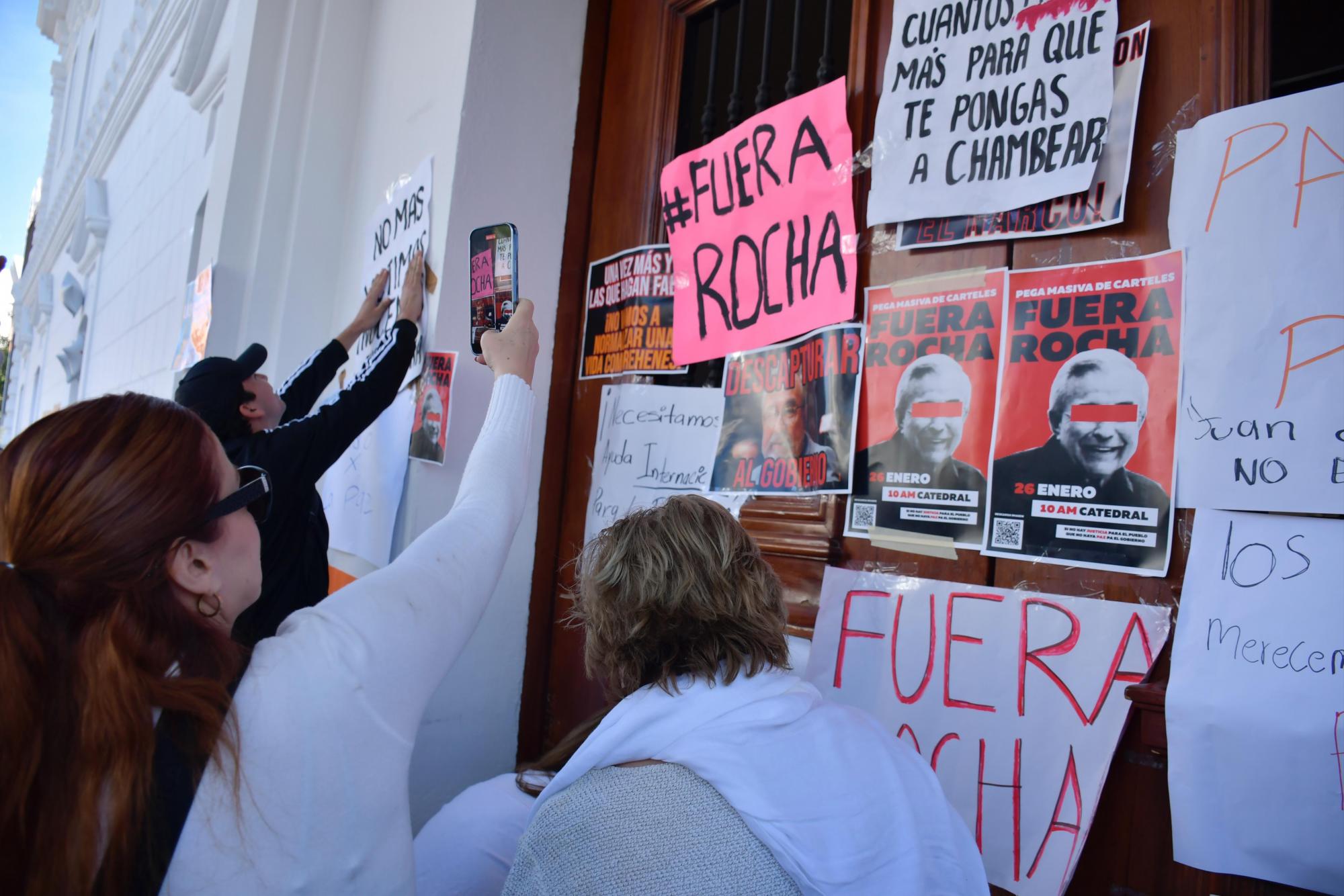 $!Ciudadanos inundan primer cuadro de Culiacán con carteles de rechazo a Rocha Moya y exigencias de justicia
