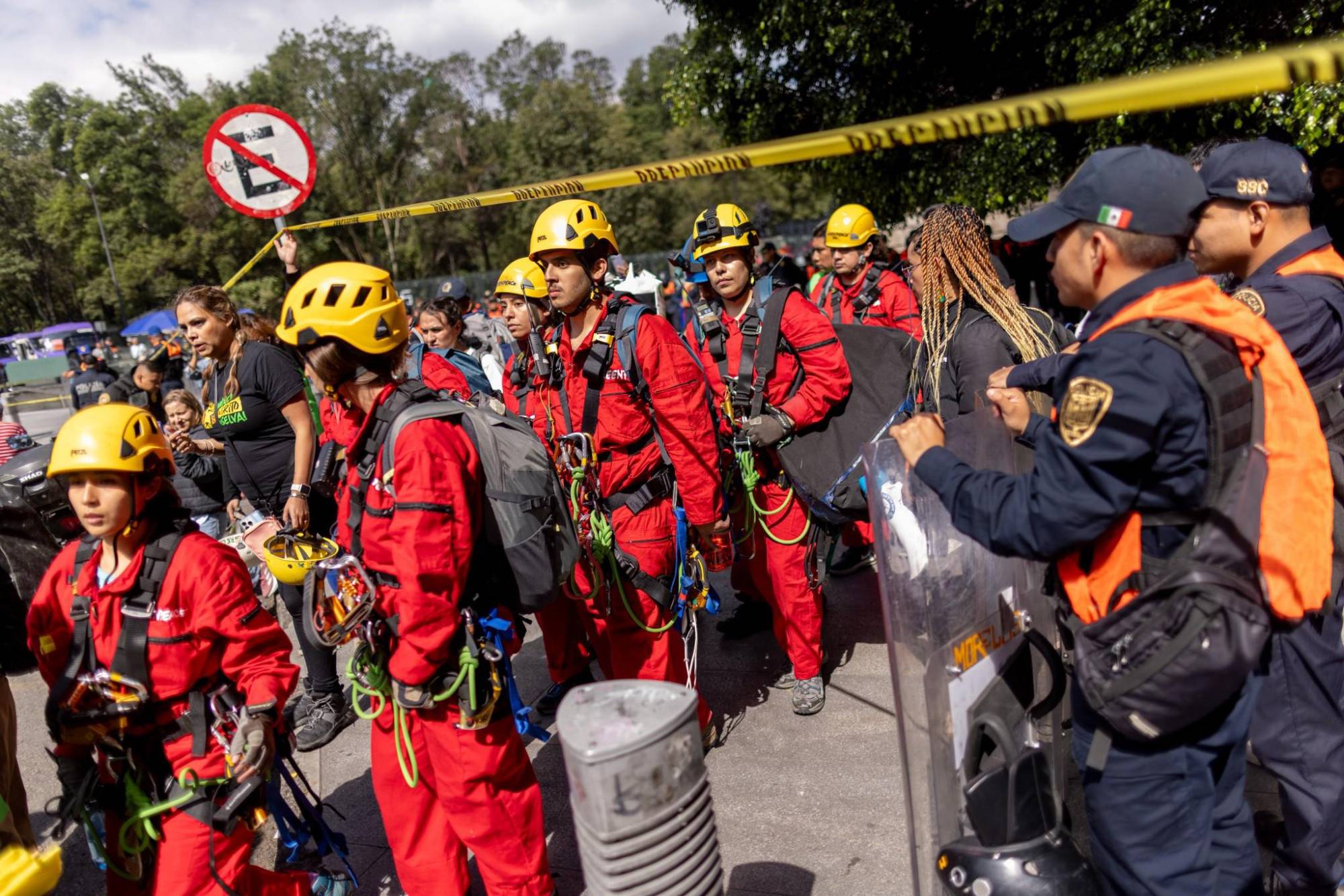 $!Activistas escalan la Estela de Luz para denunciar devastación de la Selva Maya; exigen a Semarnat su intervención