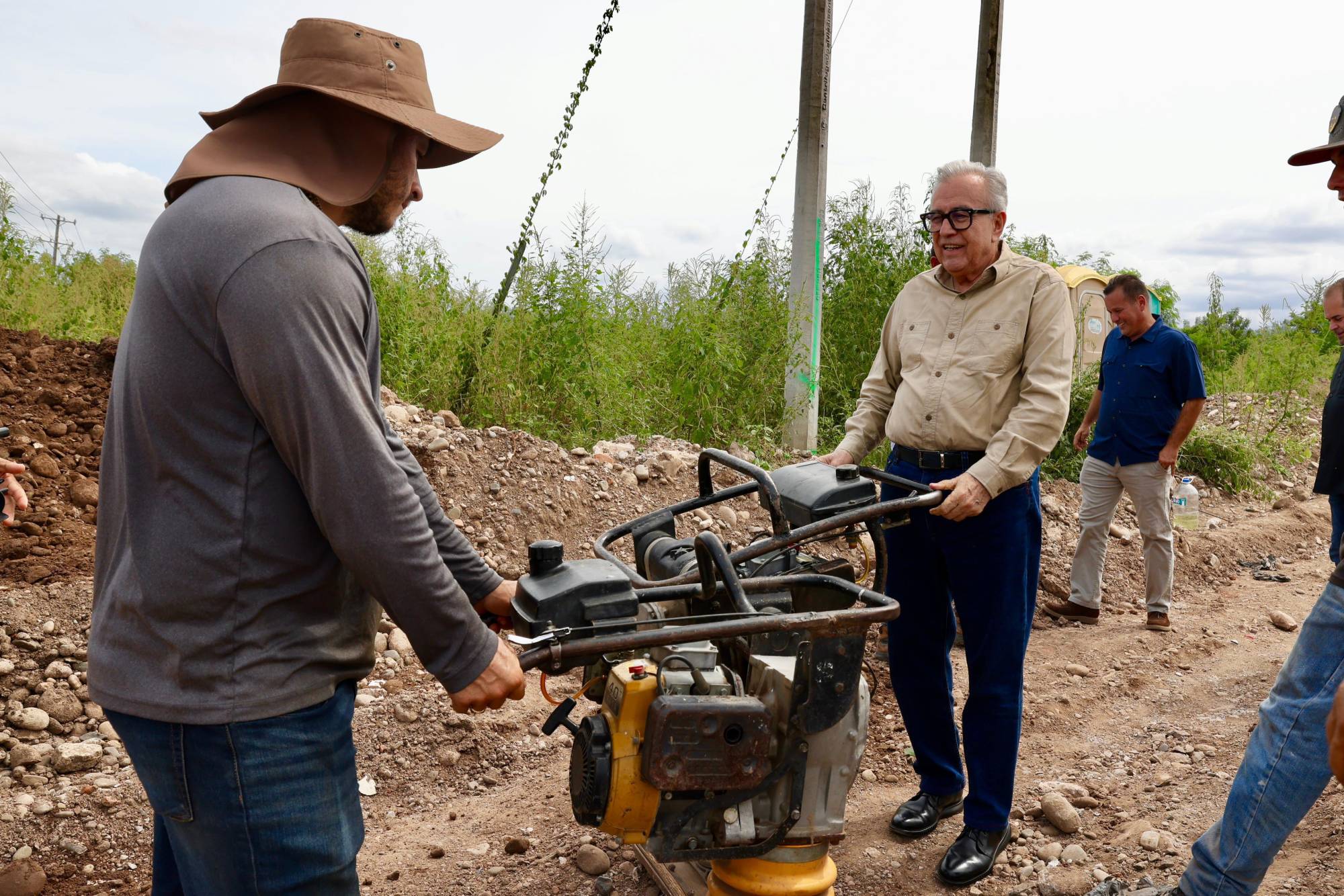 $!Rocha Moya supervisa avances del Malecón margen izquierda en Culiacán