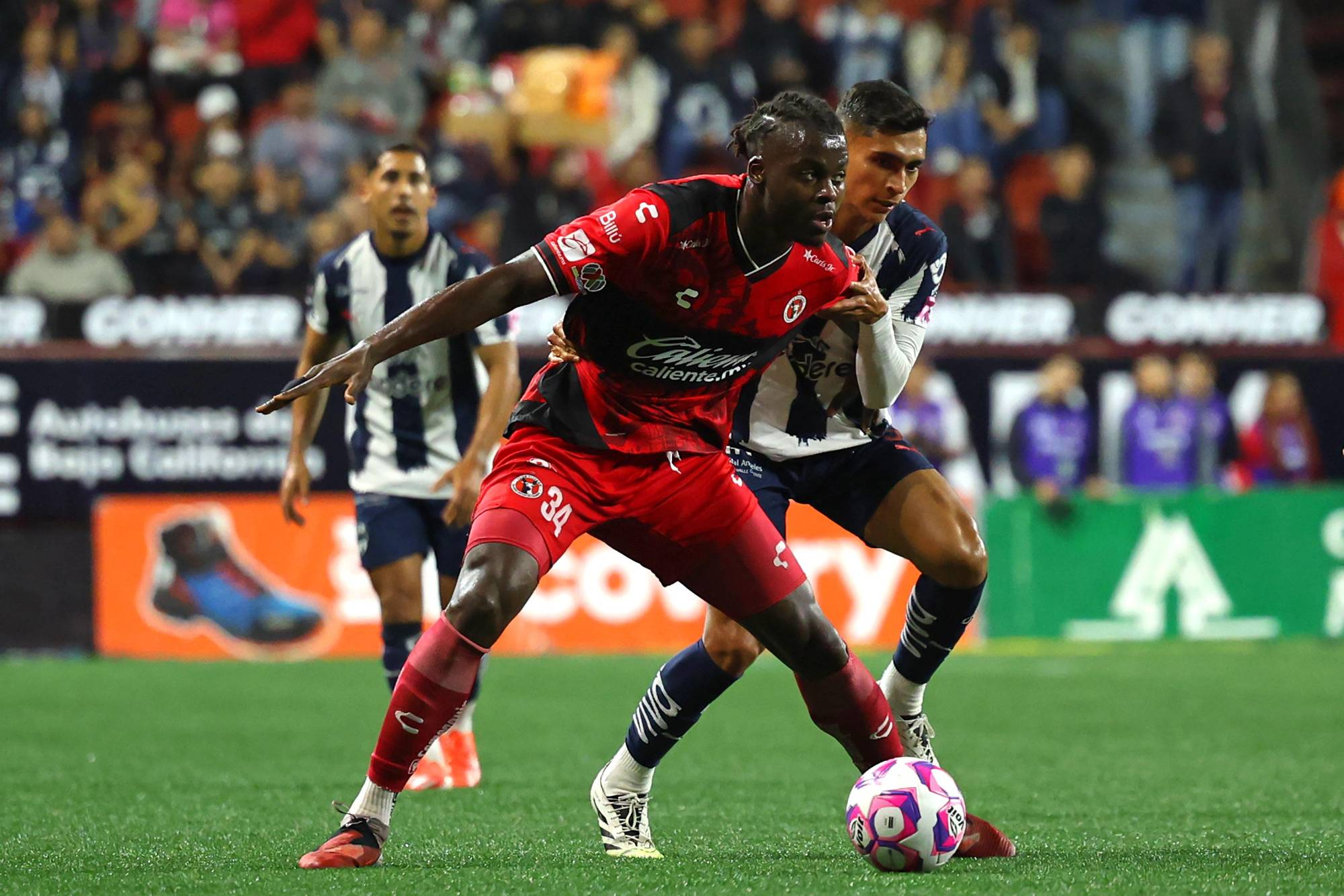 $!Xolos y Rayados empatan 2-2 en duelo de alto voltaje