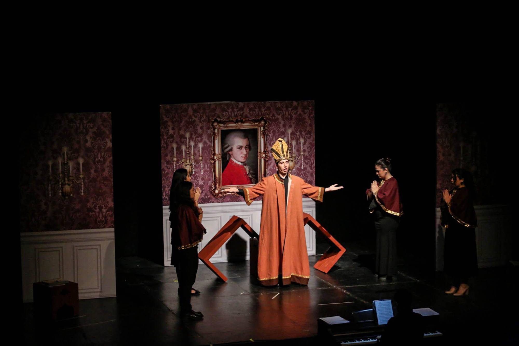 $!La puesta en escena recorre diversos pasajes de la vida de Mozart, quien fue músico de la corte, en Salzburgo.