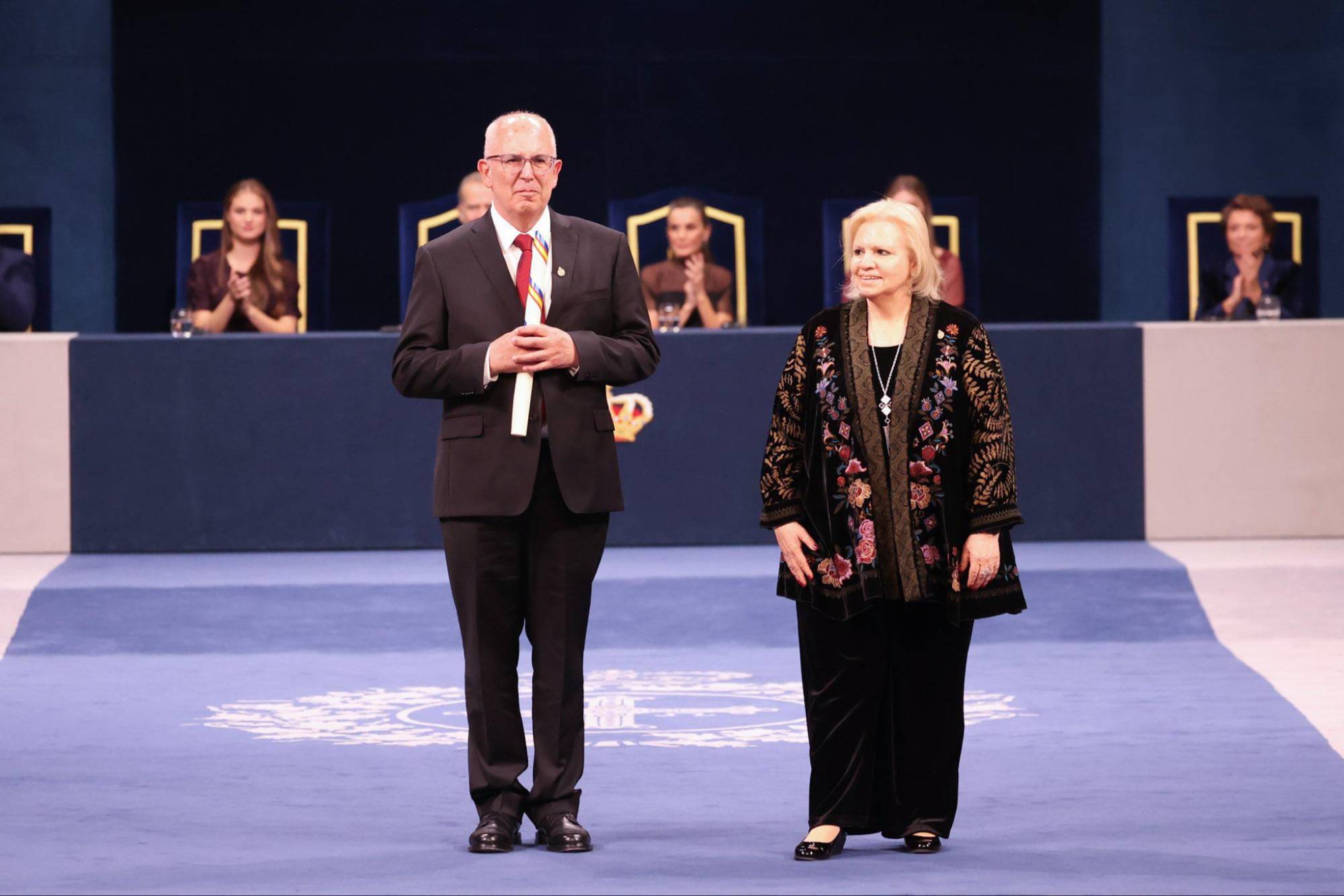 $!El Museo Nacional de Antropología de México fue reconocido con el Premio Princesa de Asturias de la Concordia 2025, lo recogieronAntonio Saborit, director del Museo y Madeleine Bremond, presidenta del Patronato.