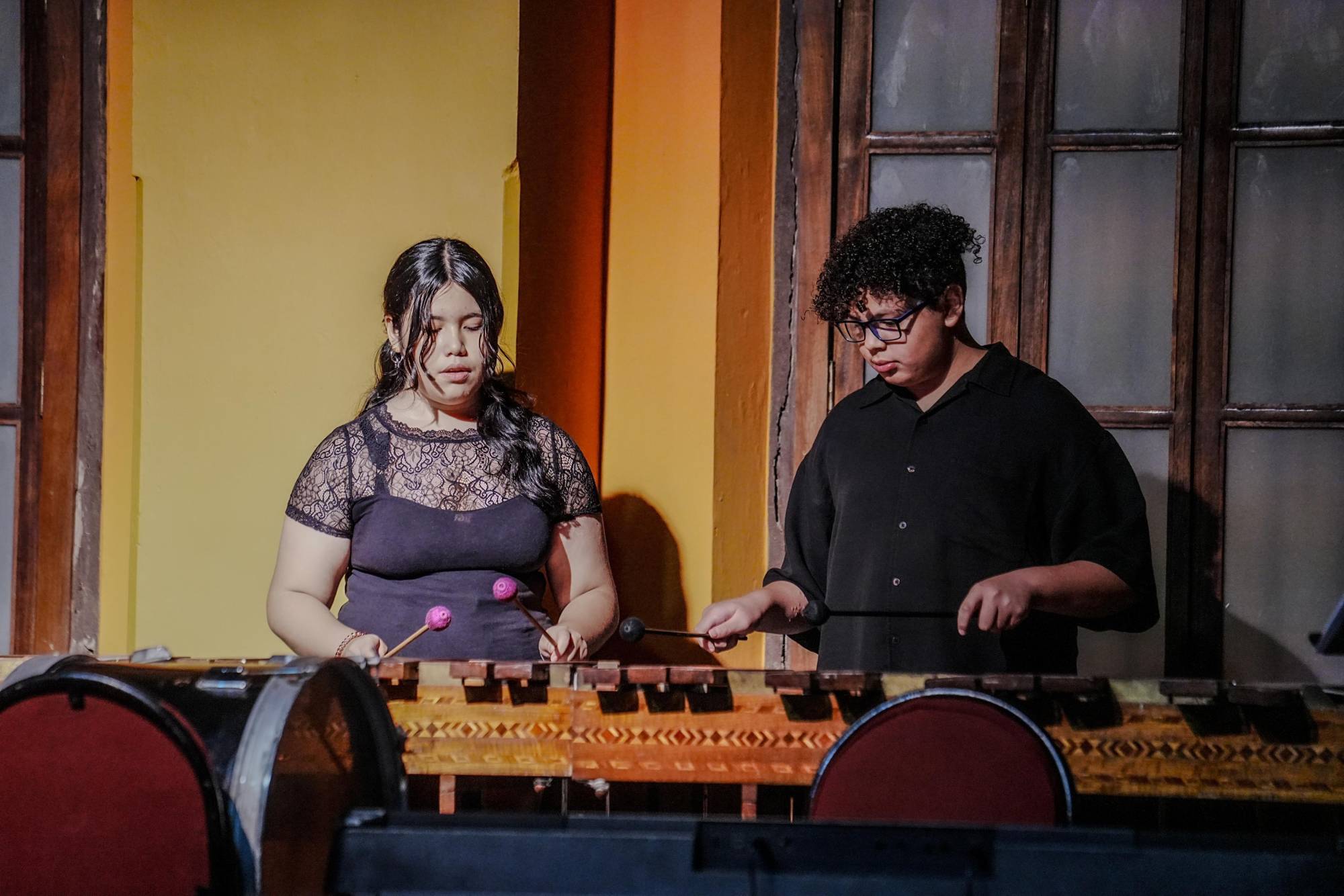 $!Durante la presentación, la nueva generación de percusionistas mazatlecos domina la técnica, musicalidad y precisión escénica.