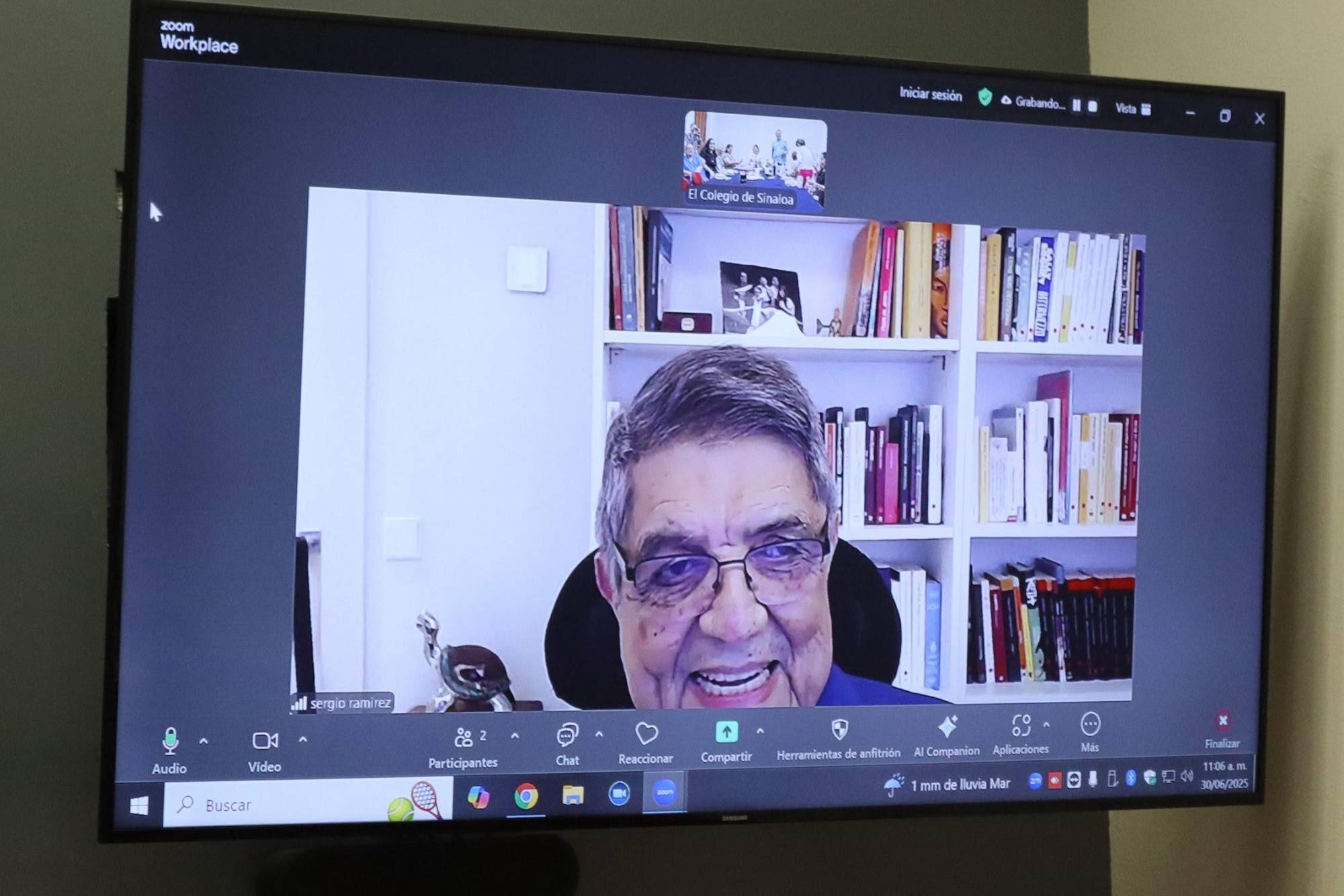 $!A través de una charla en línea, cambian impresiones el autor del libro con sus lectoras.