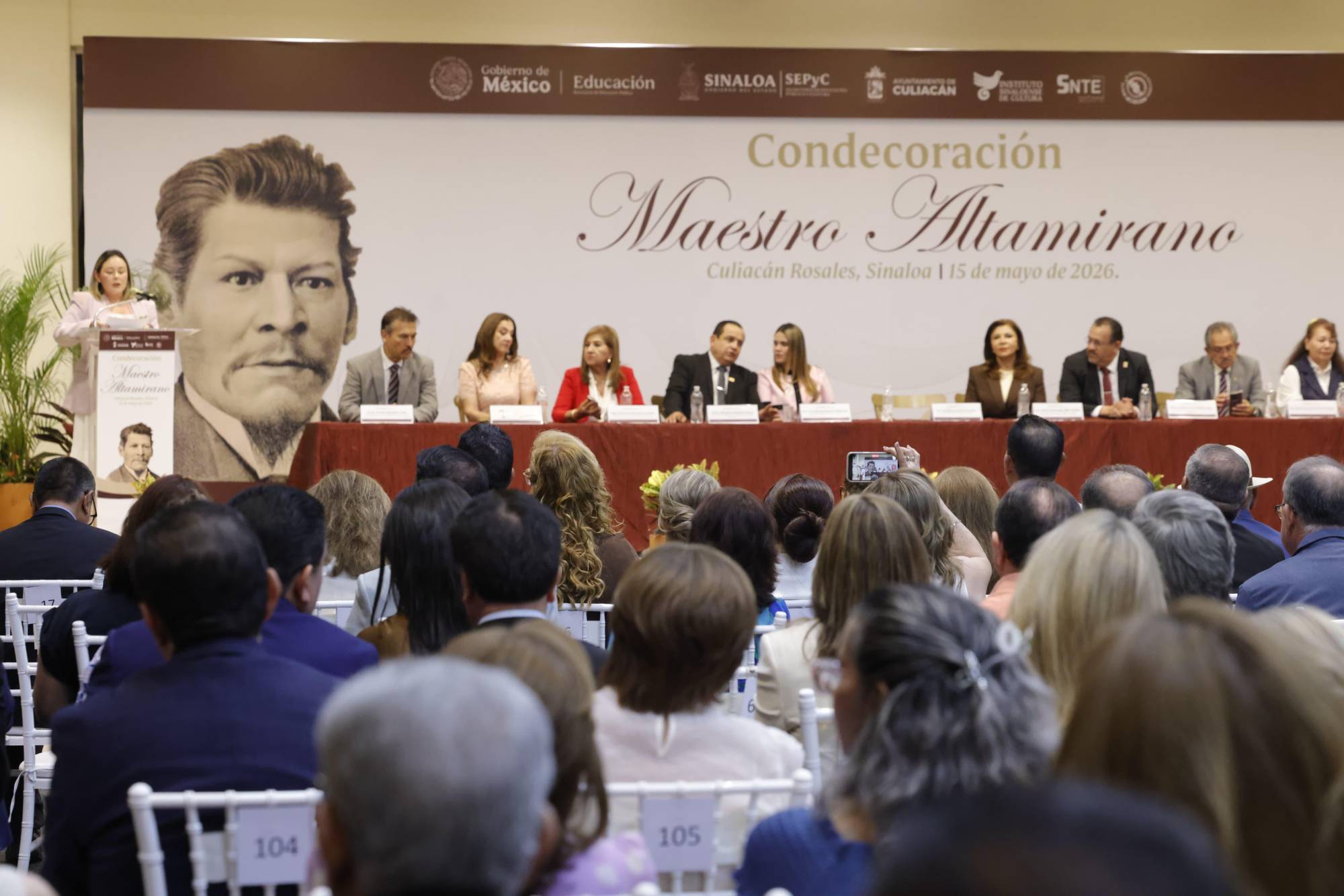 $!Entrega Yeraldine Bonilla la Medalla Maestro Altamirano a 183 docentes por 40 años de servicio