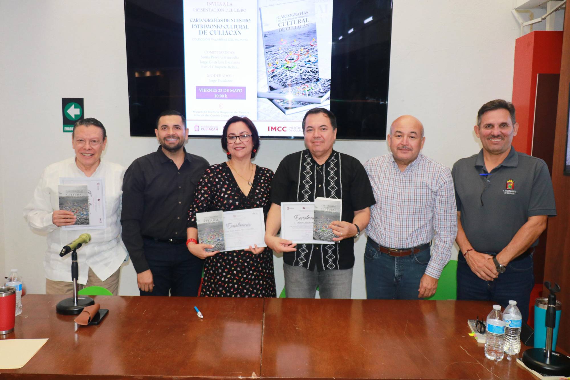 $!Al final, los académicos recibieron su diploma.