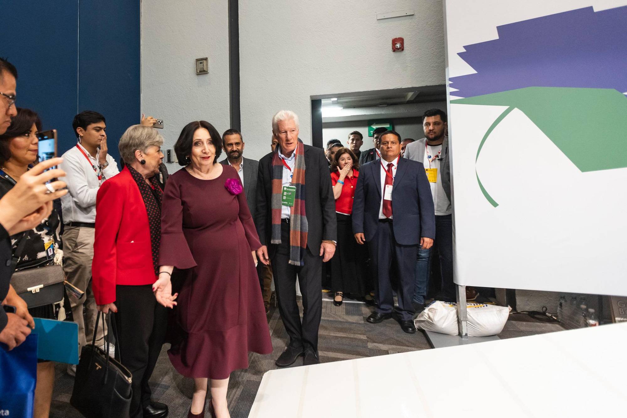 $!Al llegar, el público reaccionó con gritos y ovaciones cuando el actor saludó brevemente en español: ‘Buenas tardes a todos’.