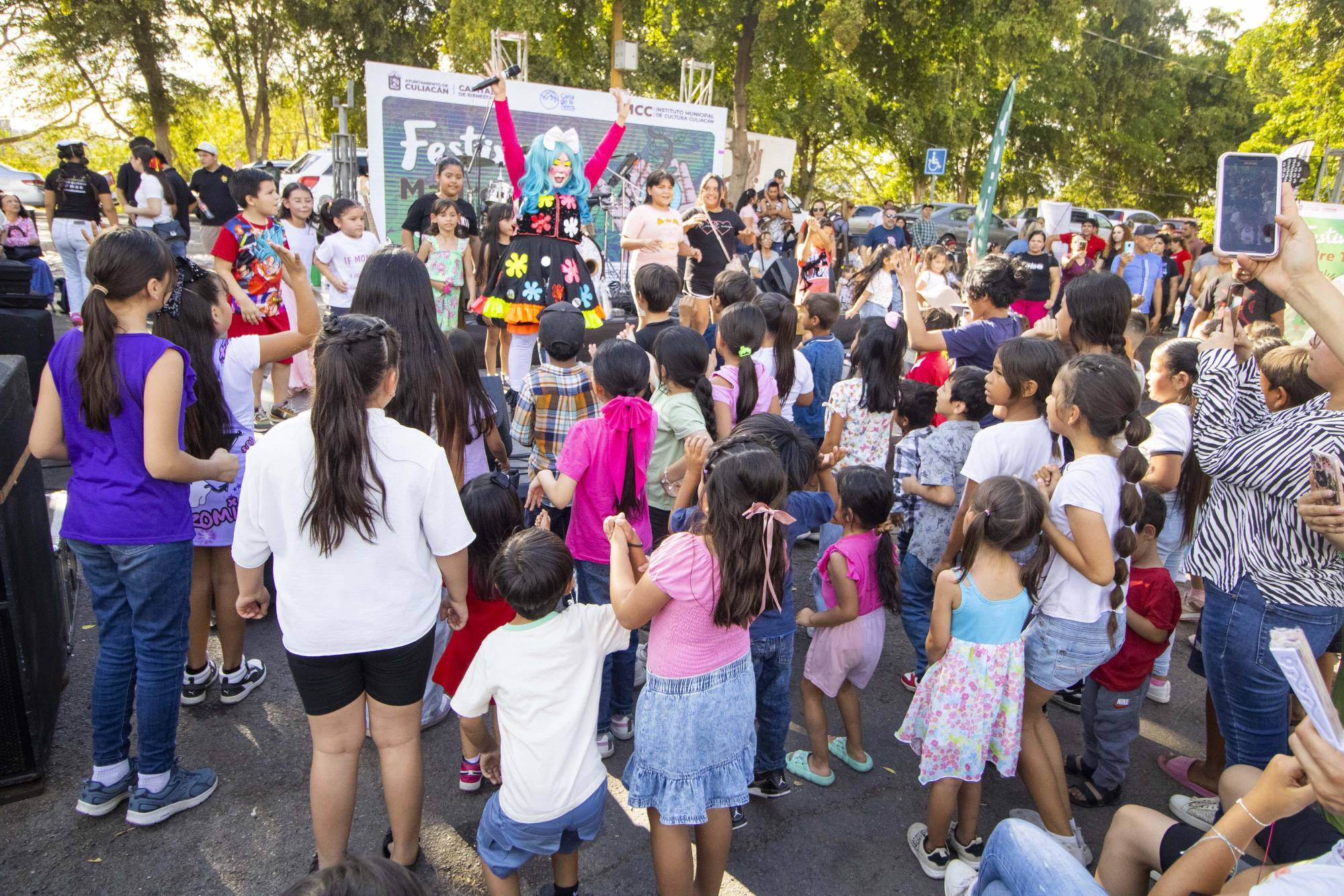 $!La Payasita Fify llevó alegría a los pequeños con su buen humor.