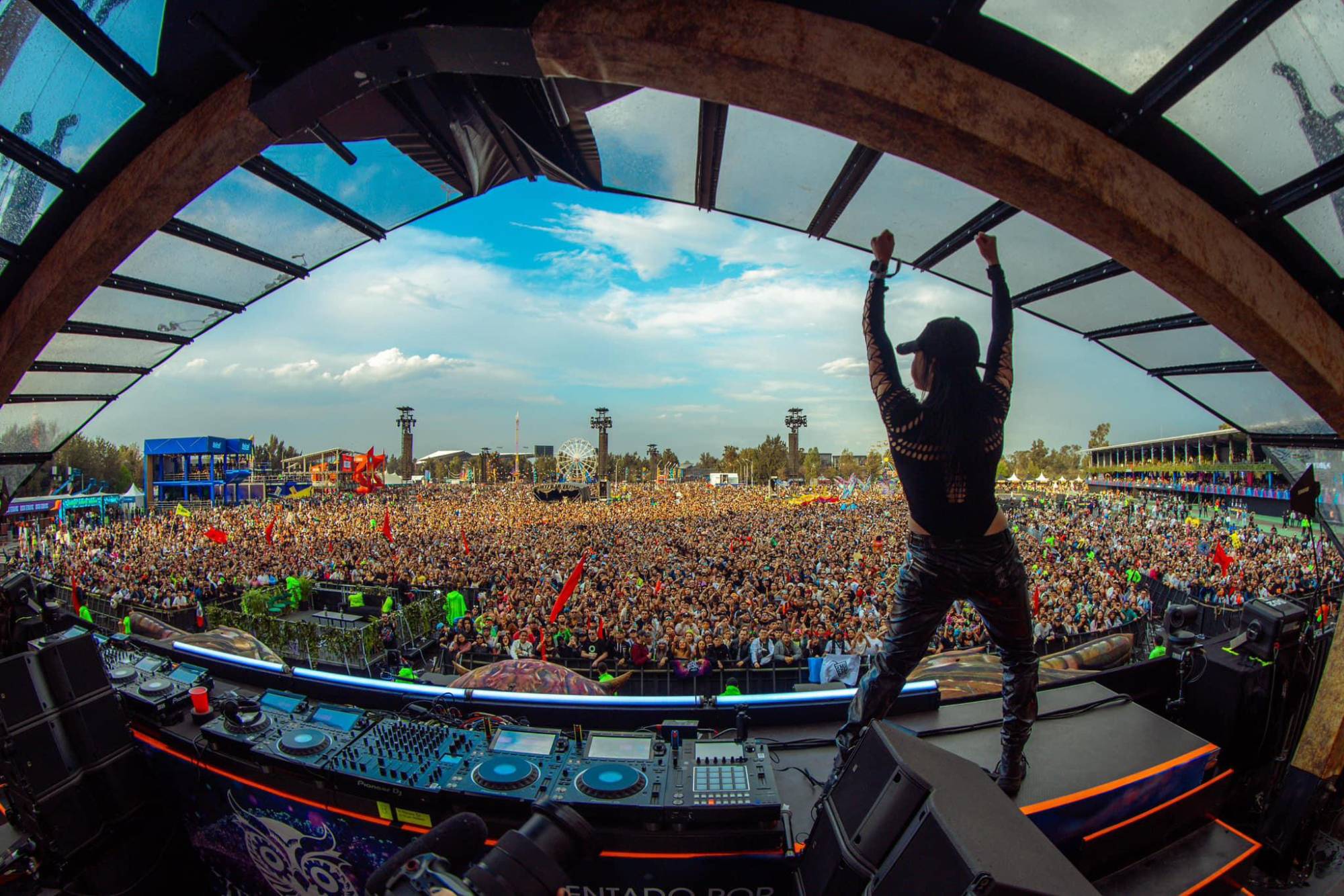 $!Mariana Bo, durante su presentación en el EDC México 2025, ante miles de personas.