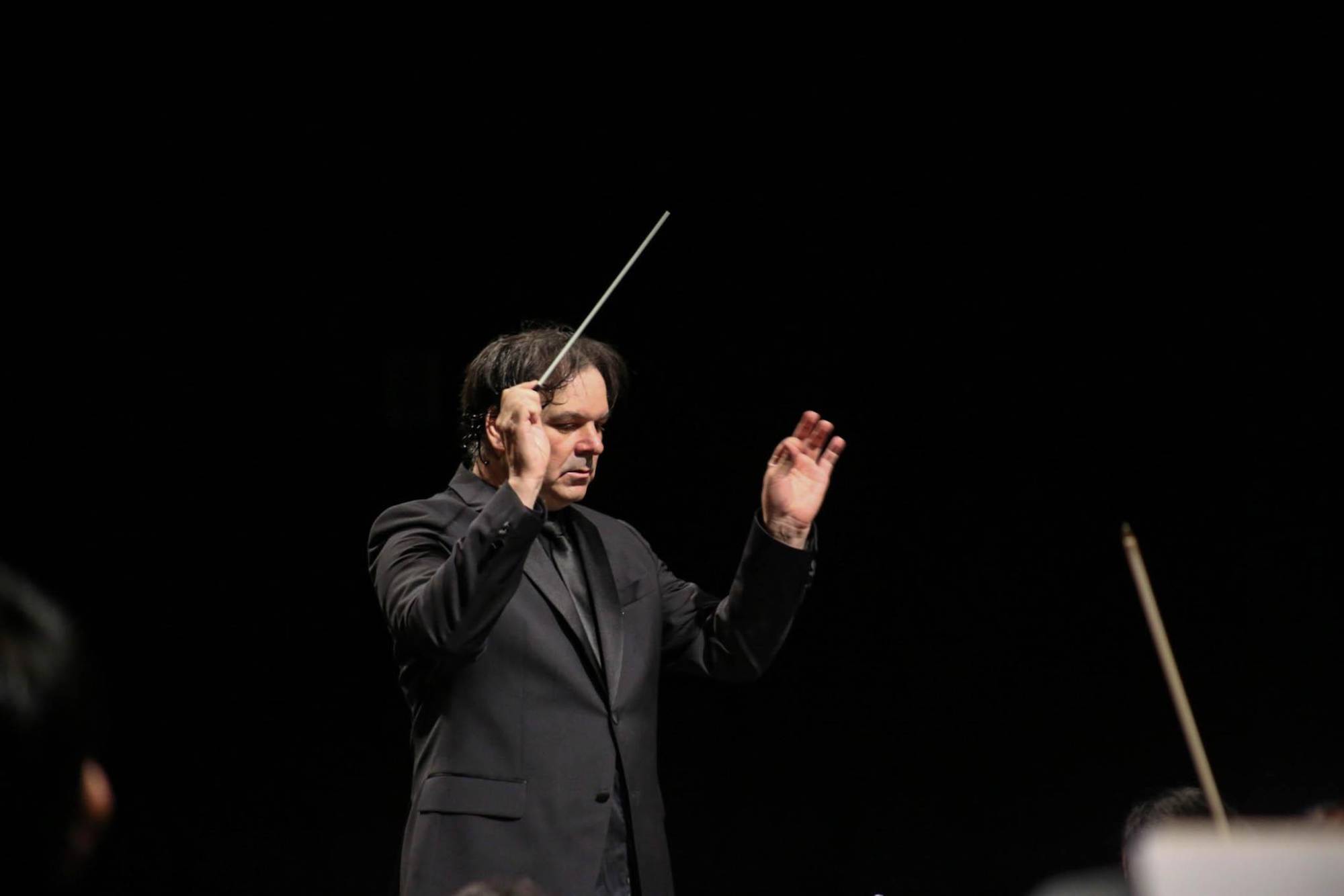 $!El maestro Armando Pesqueira dirigió el concierto.