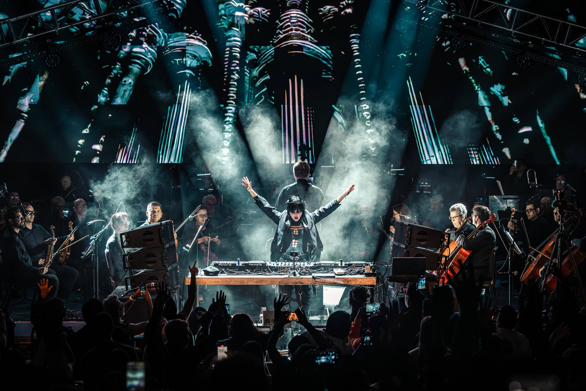 $!La DJ sinaloense presentó un set de 13 temas junto a la Orquesta Filarmónica del Estado de Querétaro.