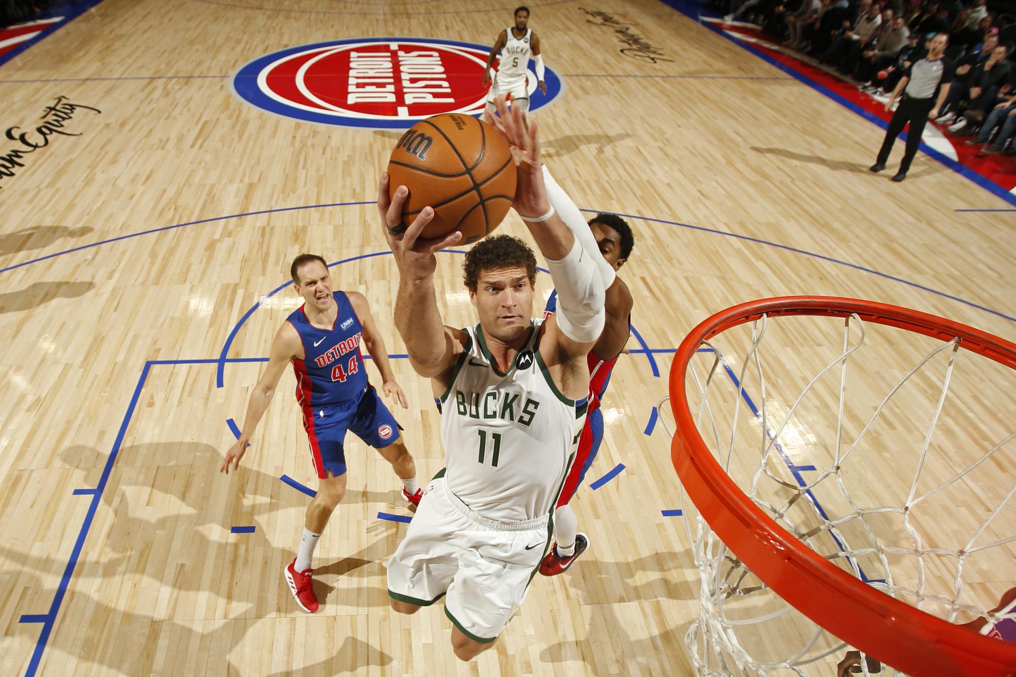 $!Lillard logra 45 puntos y Bucks superan 141-135 a Pistons