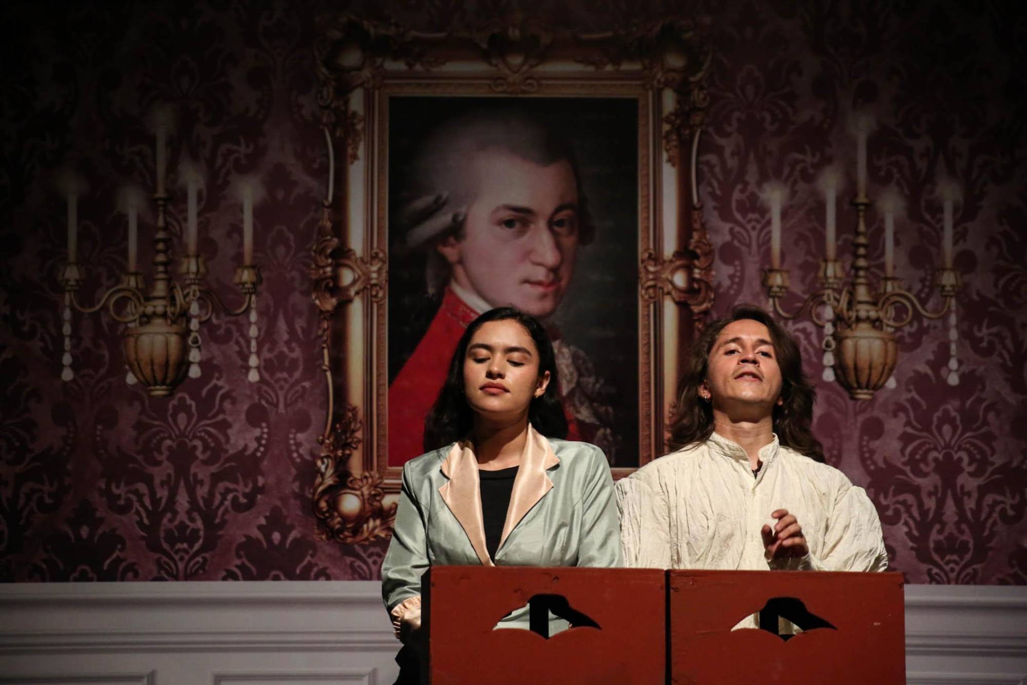 $!En la escena también aparece la familia del compositor.