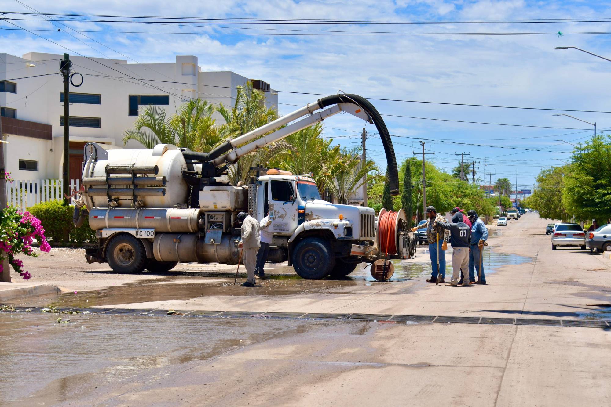 $!Atienden brotes de drenaje tras primeras lluvias en Salvador Alvarado