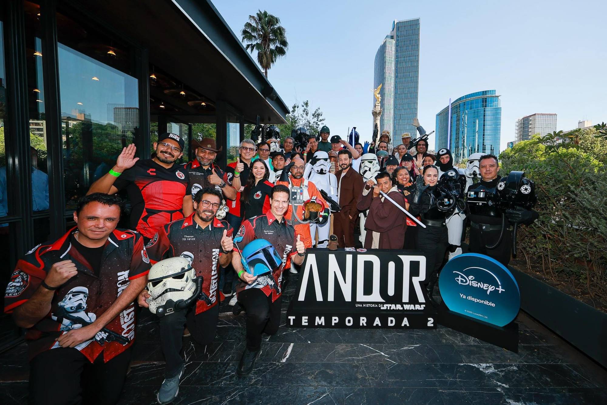 $!Diego Luna con un grupo de fans a su llegada.