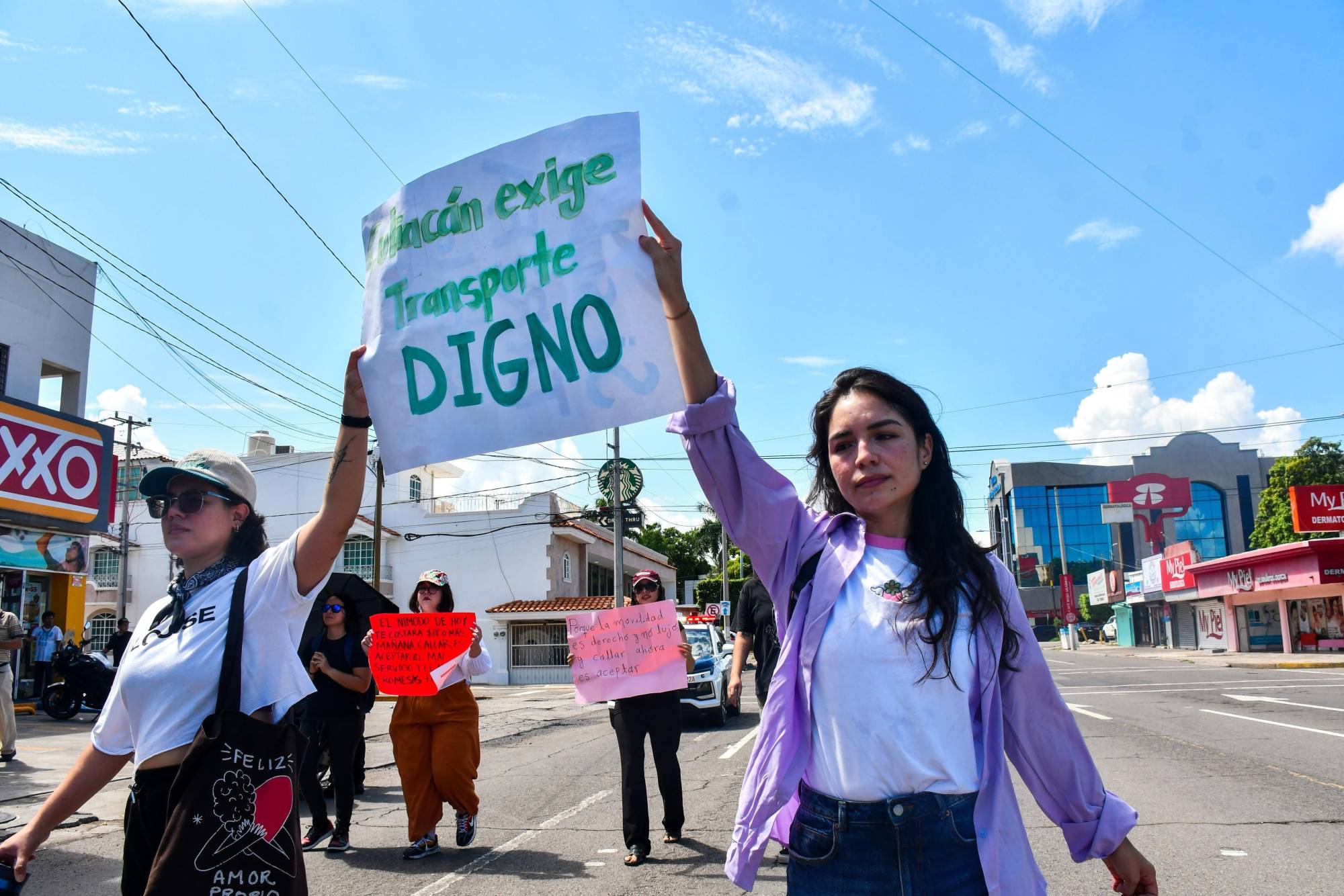 $!Marchan en Culiacán para exigir transporte público digno y accesible