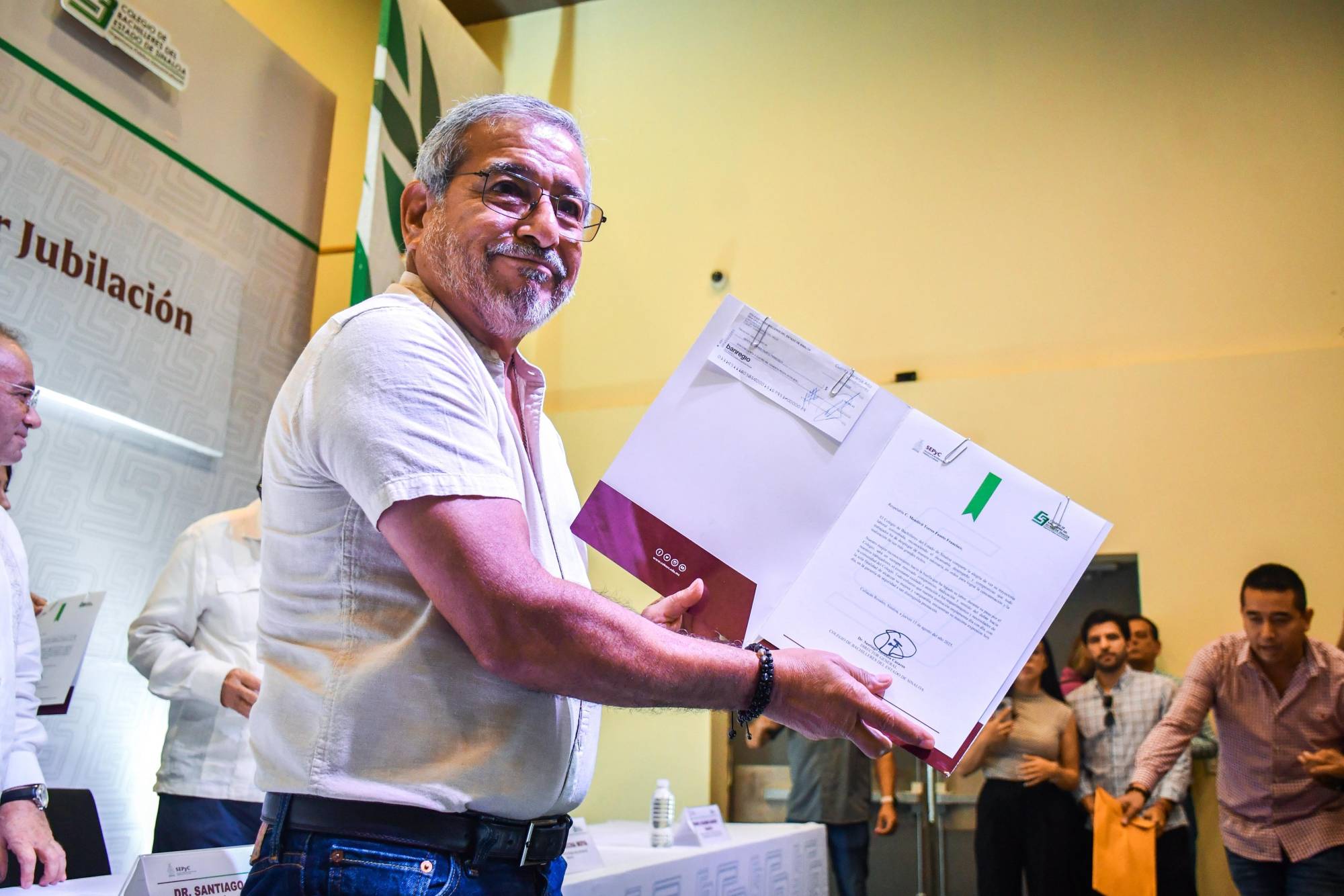 $!Entregan estímulos por jubilación a 55 trabajadores de Cobaes