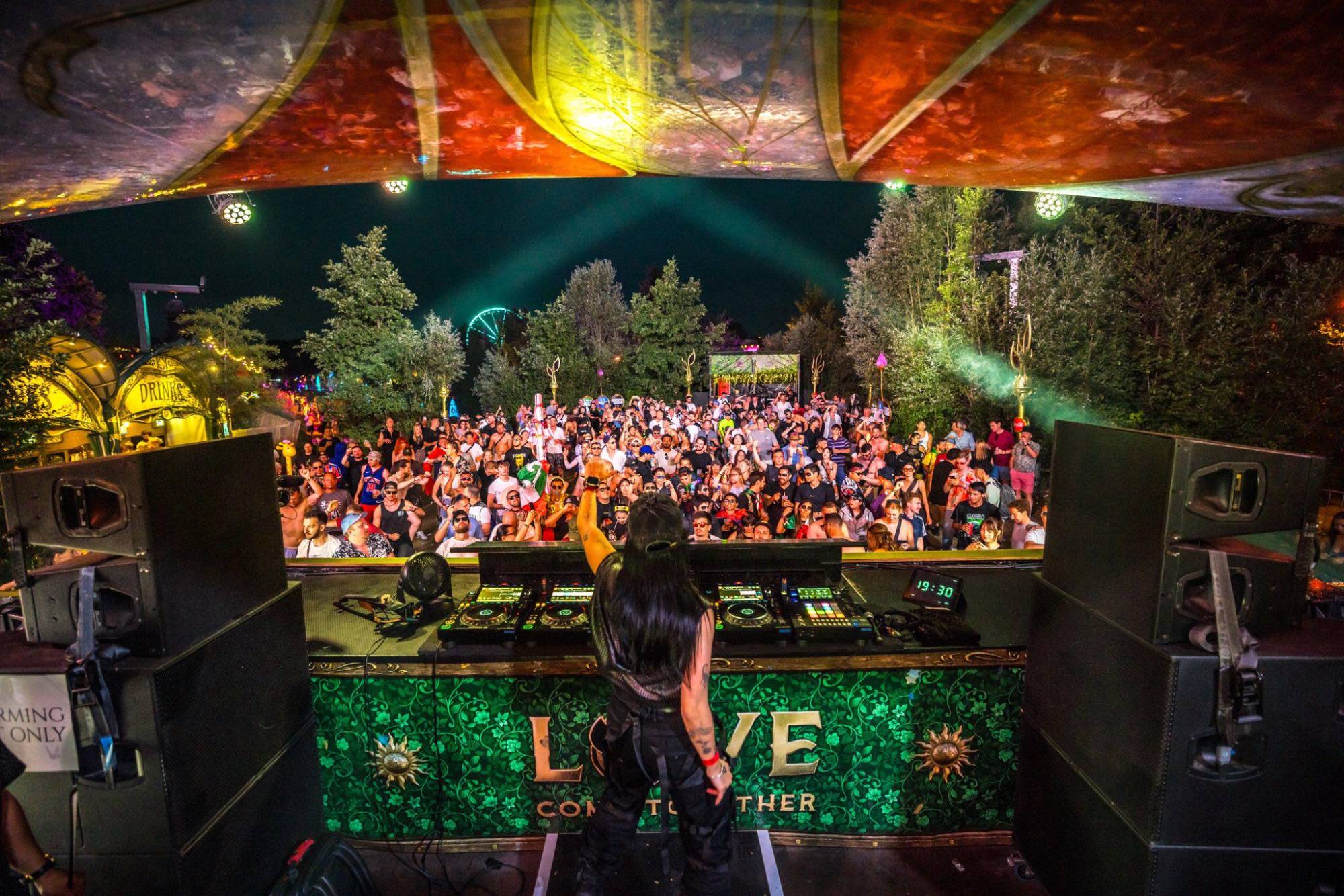 $!La sinaloense reúne a miles durante su actuación.