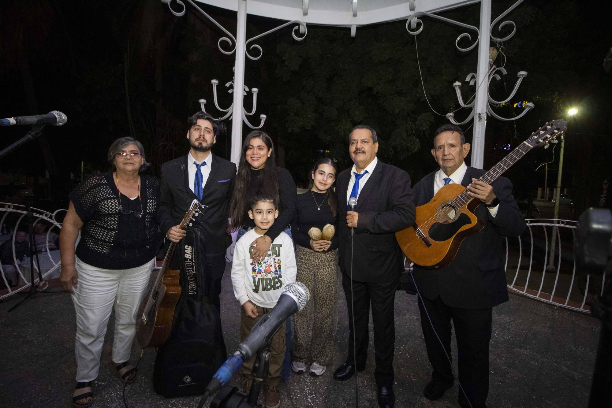 $!La familia de ‘El Lobito’ le entrega el requinto a Lester Salomón, nuevo integrante.