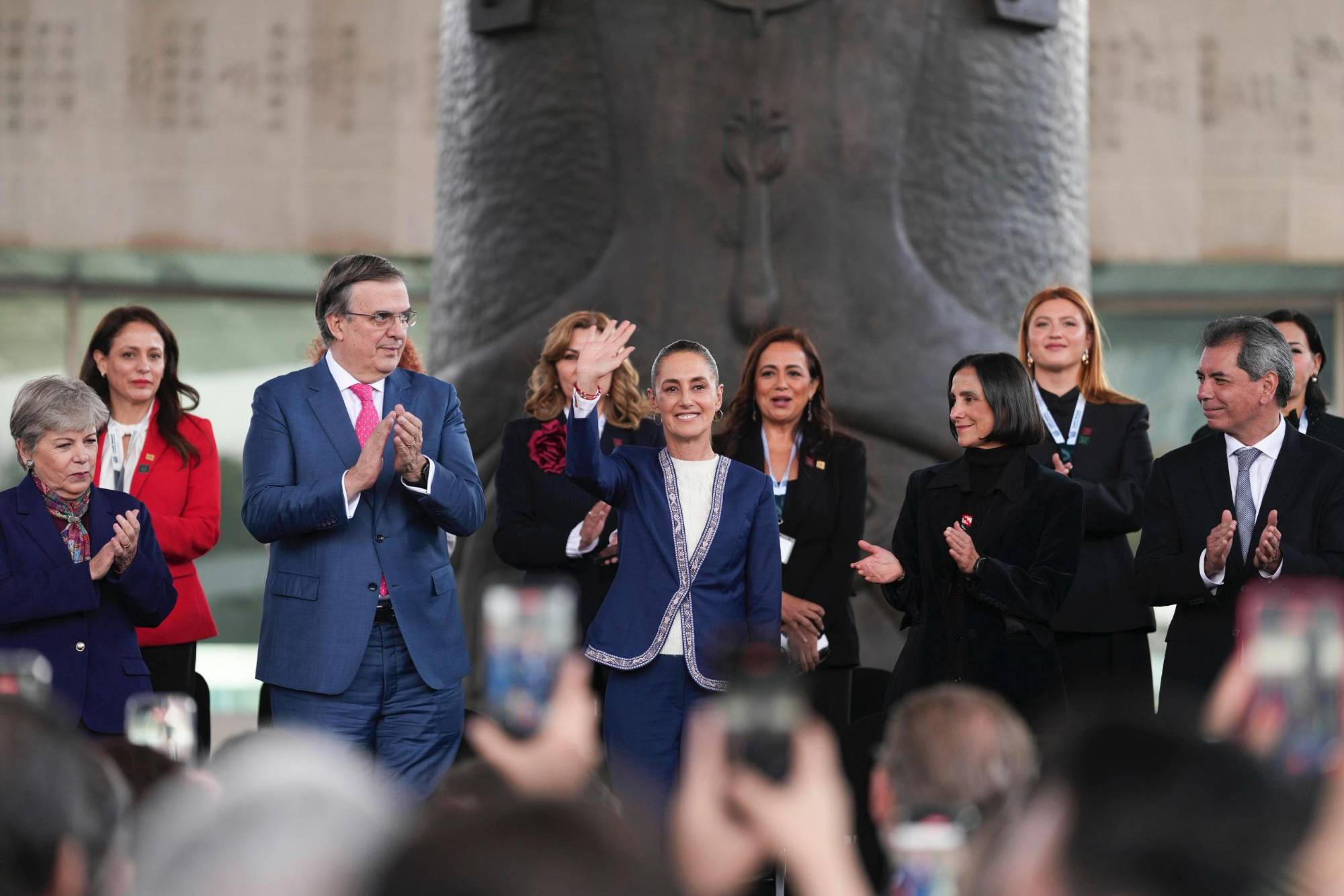 $!Sheinbaum llama a empresarios a impulsar inversiones y prevé un mejor 2026 para México