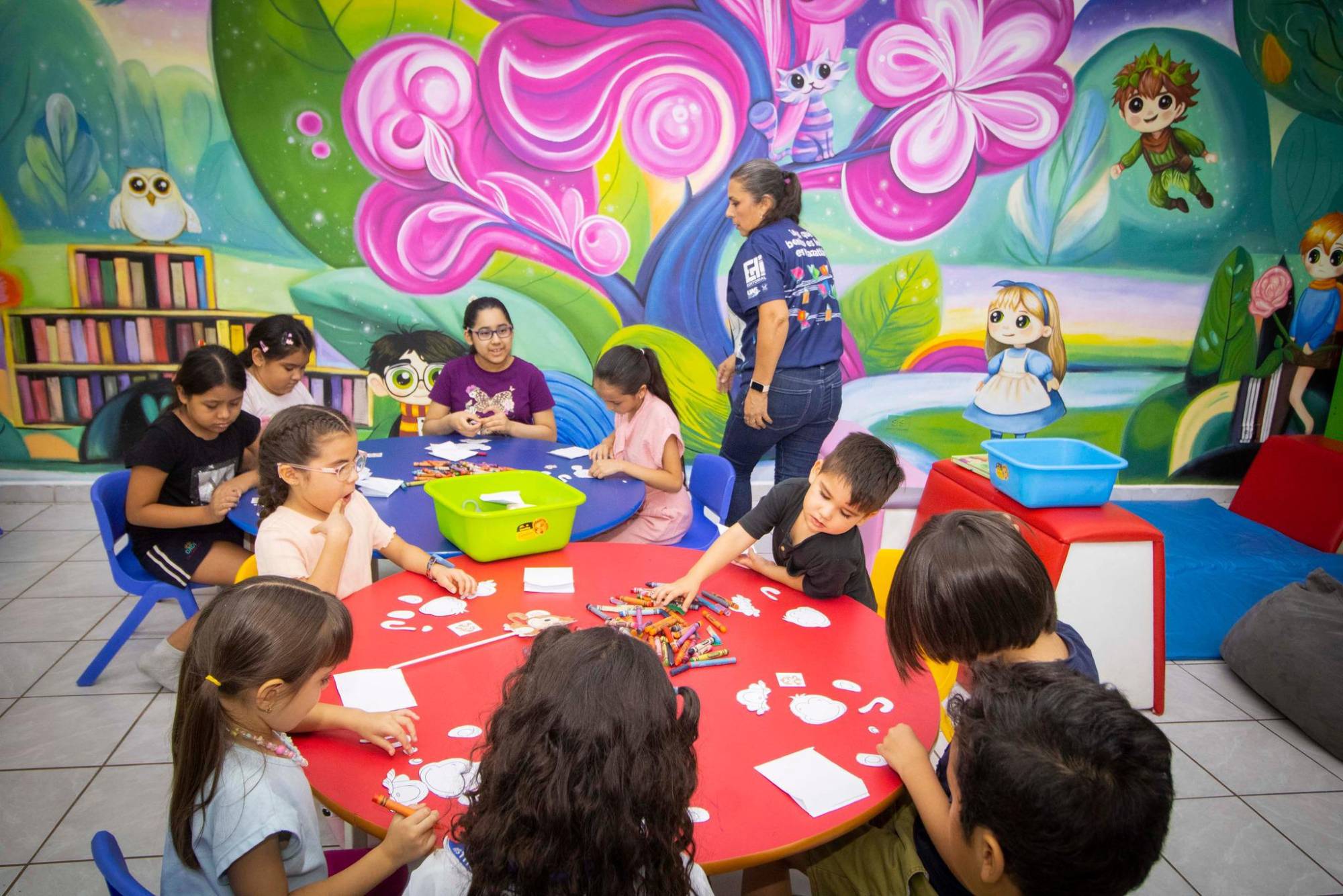 $!Después de escuchar el cuento, los niños hacen uso de la creatividad.