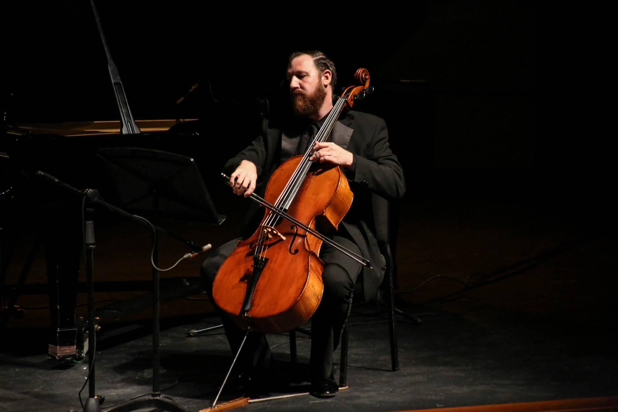 $!El chelista William Burrows aportó al ensamble, el equilibrio sonoro alcanzado entre los intérpretes.