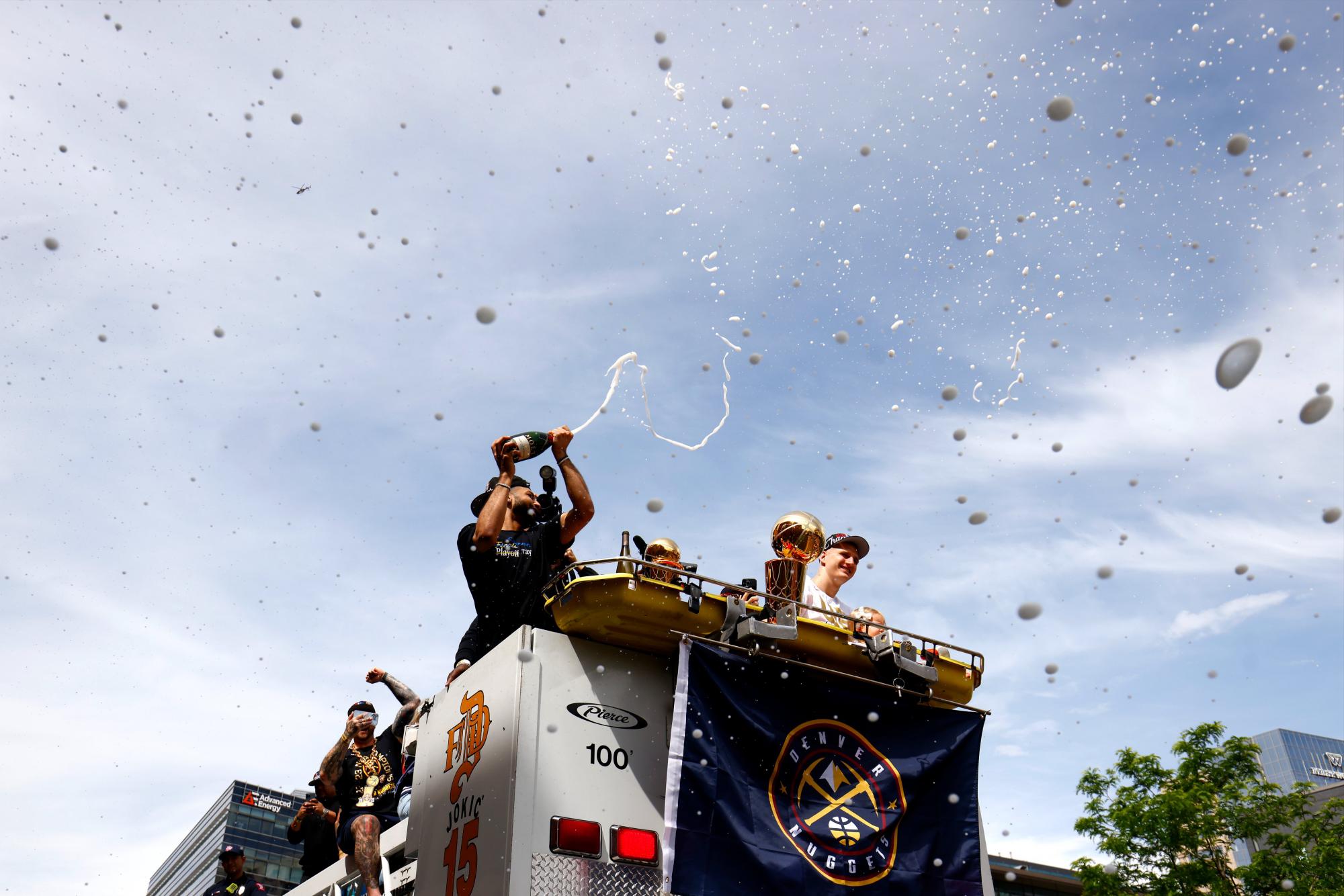 $!Nuggets celebran el título NBA a bordo de camiones de bomberos