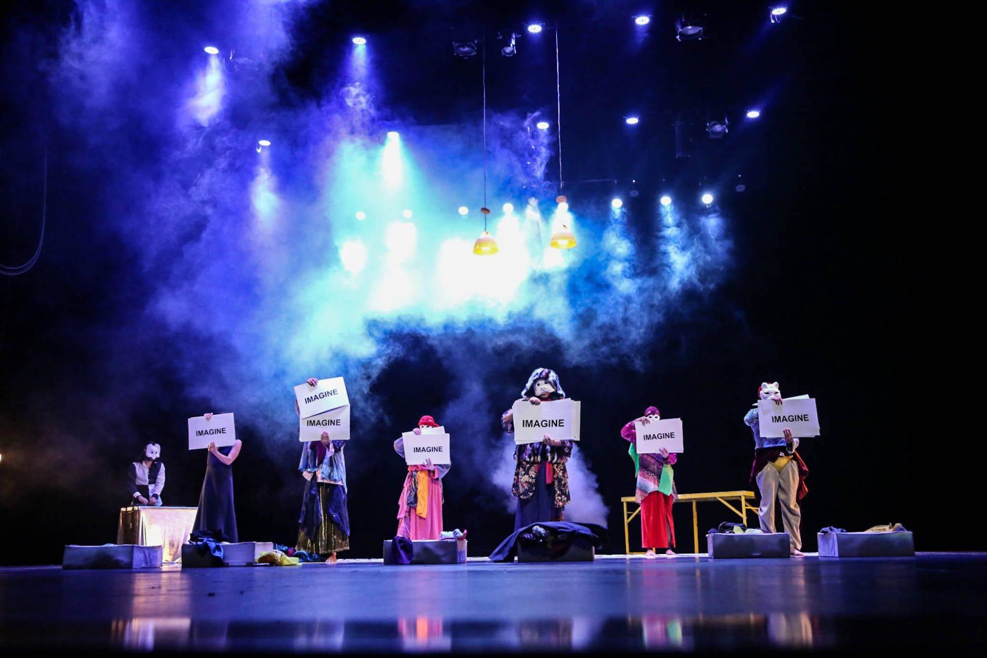 $!Diversos mensajes se envían en las escenas.