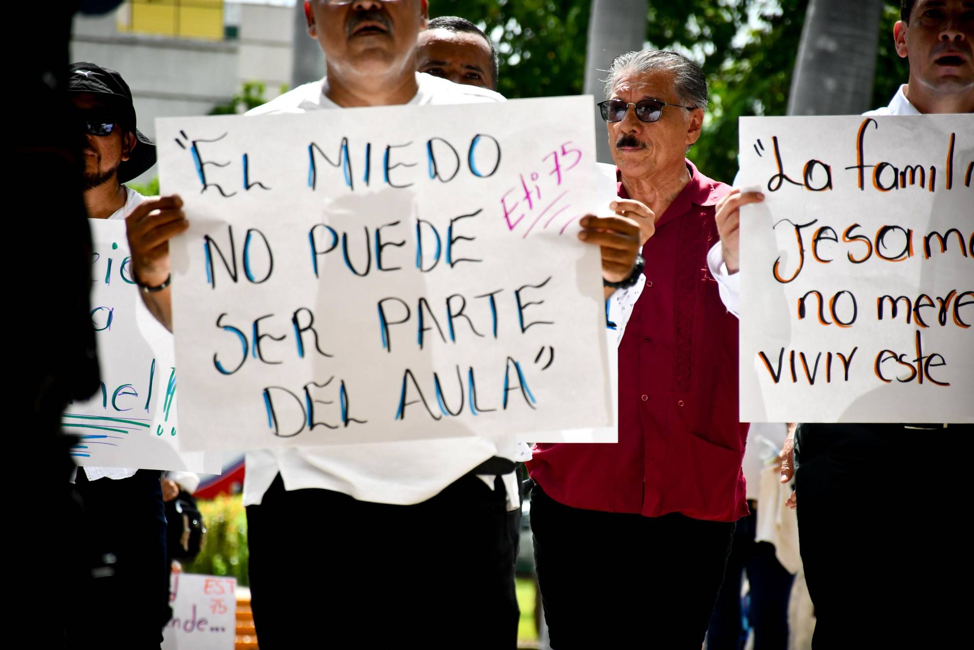 $!Docentes se manifiestan por asesinato de la maestra Jesamel, ocurrido en Nuevo Altata