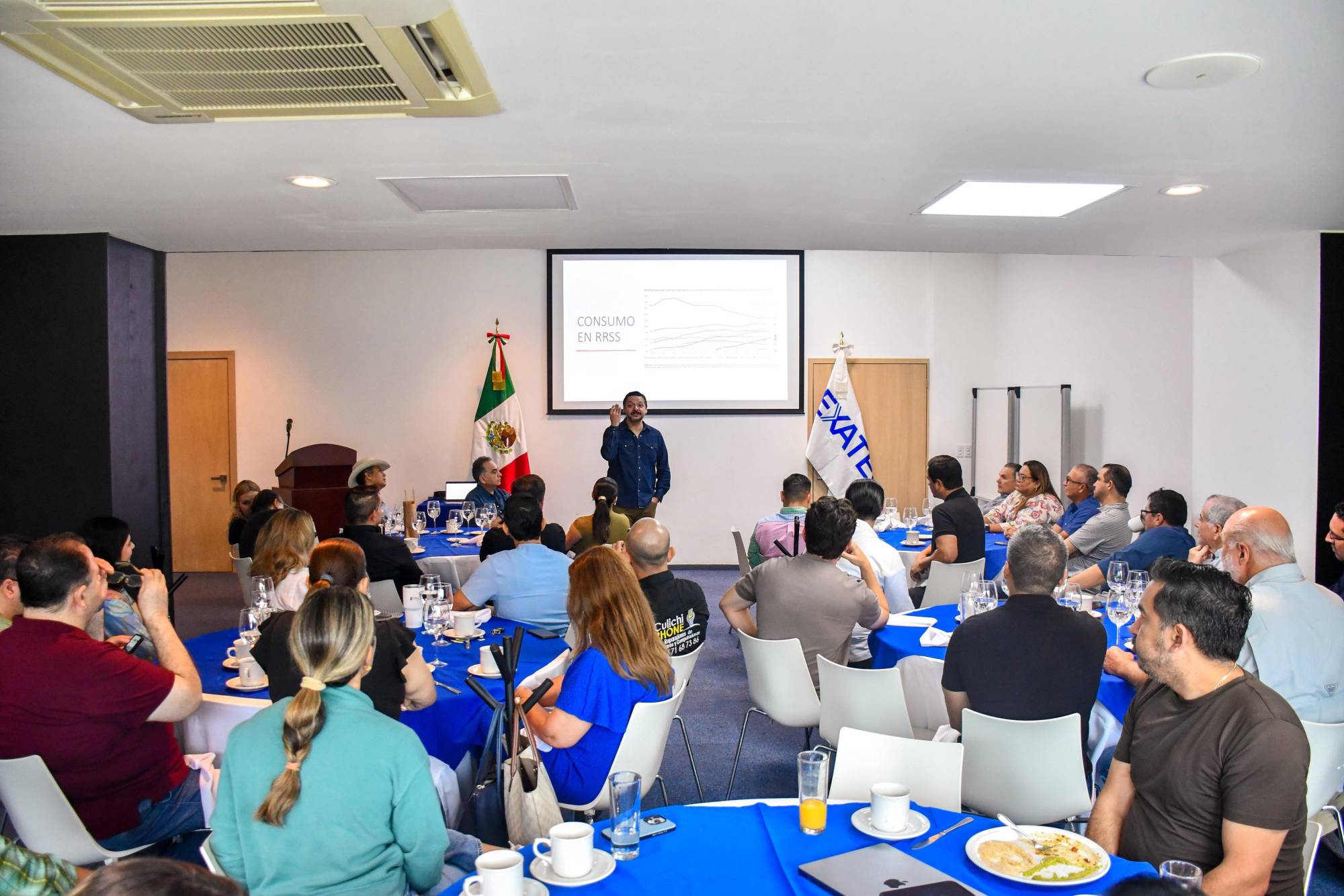 $!En un desayuno organizado por los ExATec, Adrián López Ortiz habla de los retos de informar.
